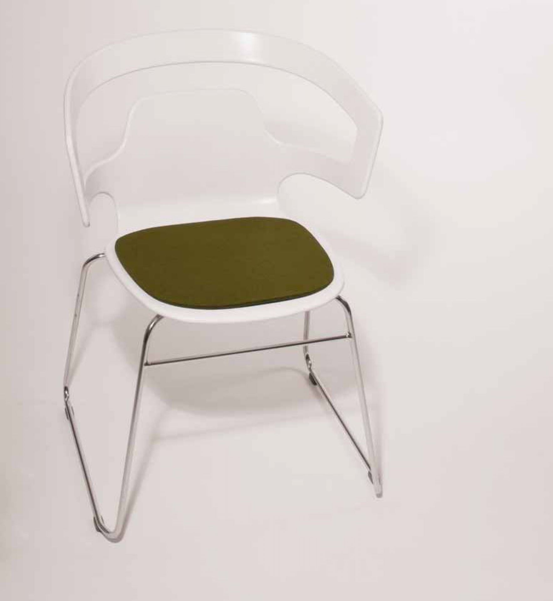 Grüne Filz Sitzauflage für Segesta Stuhl von Häberli Parkhaus Berlin auf weißem Stuhl.