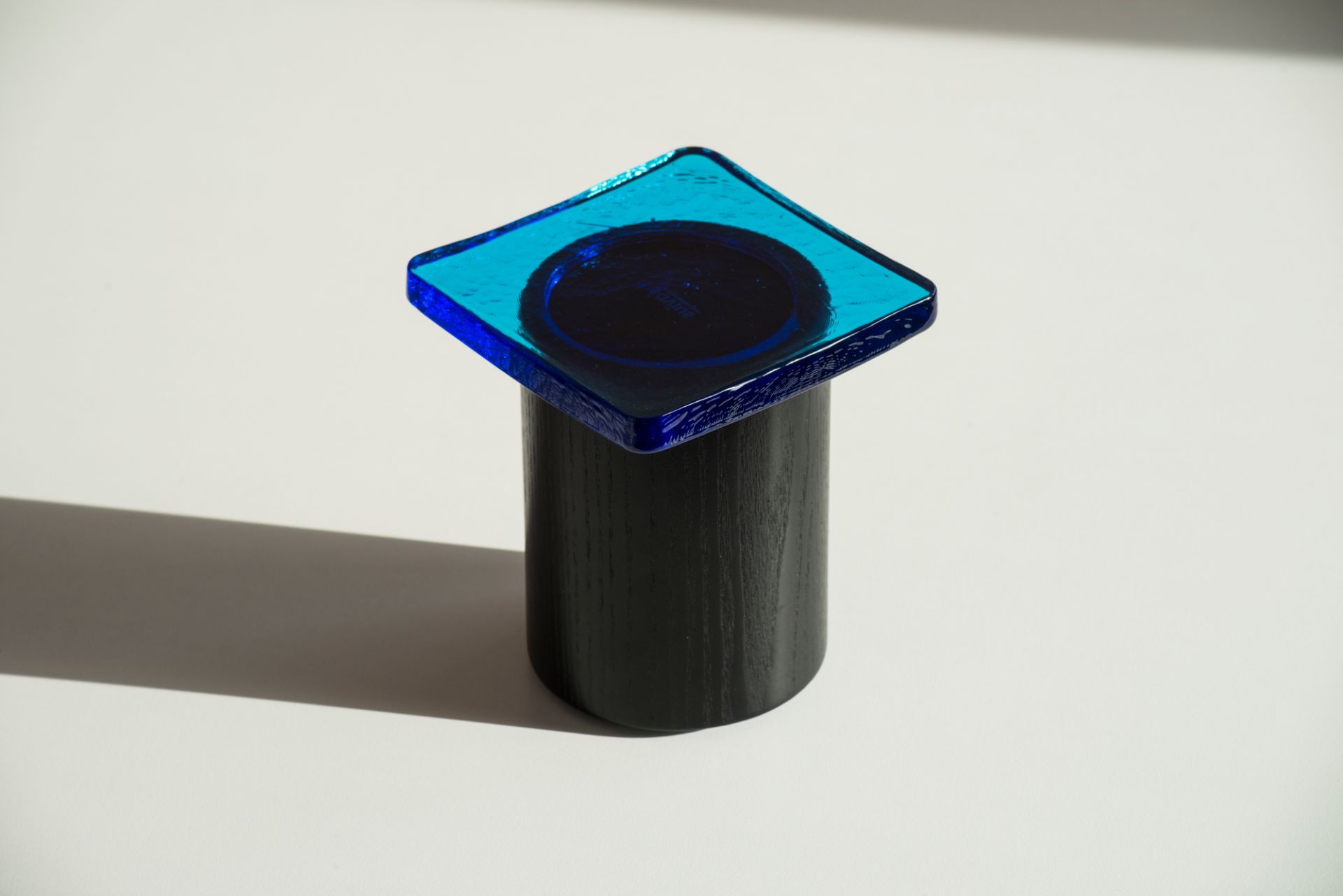 Pieduccio Schale: Dekorative Glasschale mit blauem Deckel auf dunklem Holzfuß für stilvolle Aufbewahrung.