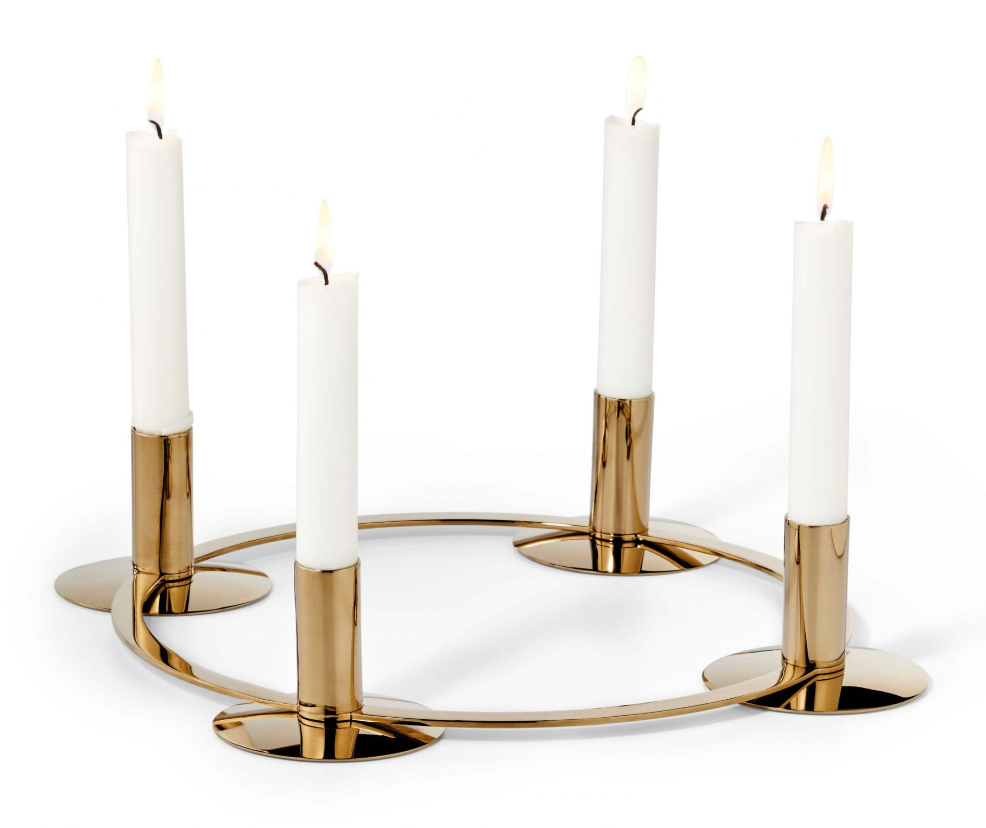 La Serena Adventskranz von Philippi, goldfarben, mit vier brennenden, weißen Kerzen auf weißem Hintergrund.