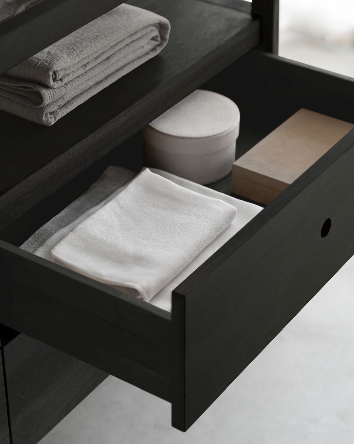 Spindle Kommode mit Schubladen Eiche schwarz lackiert Ethnicraft