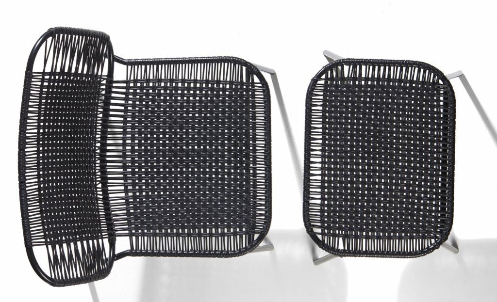 Schwarzer Cielo Fußhocker von ames für den Outdoor-Bereich, geflochtenes Design und Metallgestell.