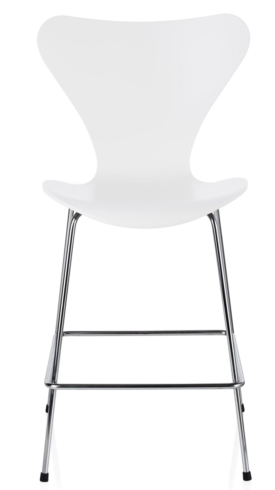 Weißer Siebener Stuhl von Fritz Hansen mit Chromgestell, moderner Barhocker für Küche oder Tresen.