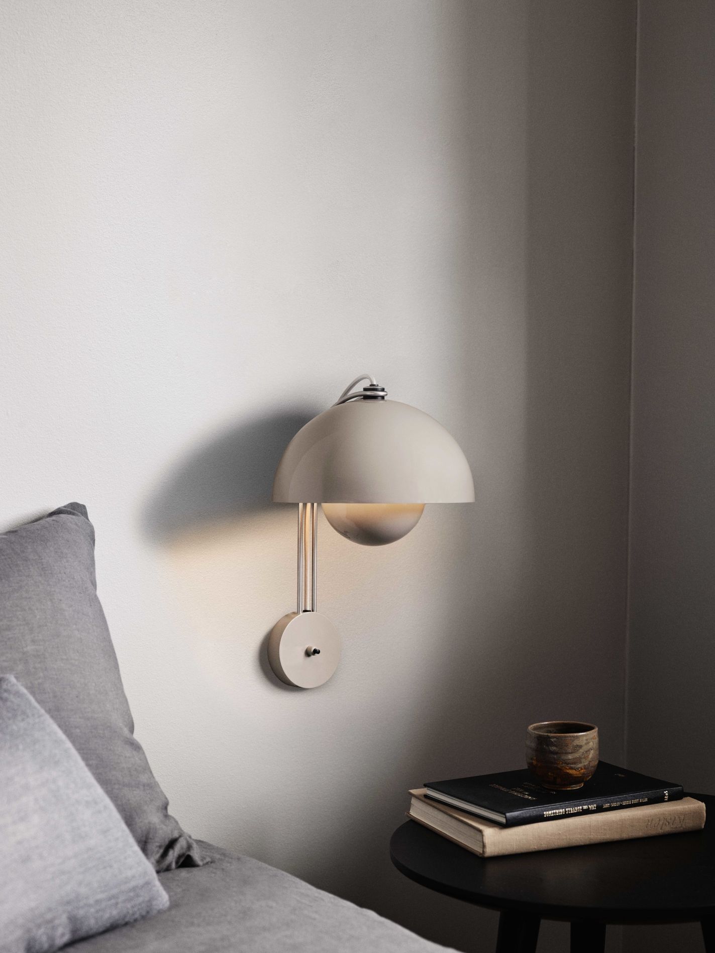 Flowerpot VP8 Wandleuchte von AndTradition in Beige an der Wand, neben Bett. Designlampe.