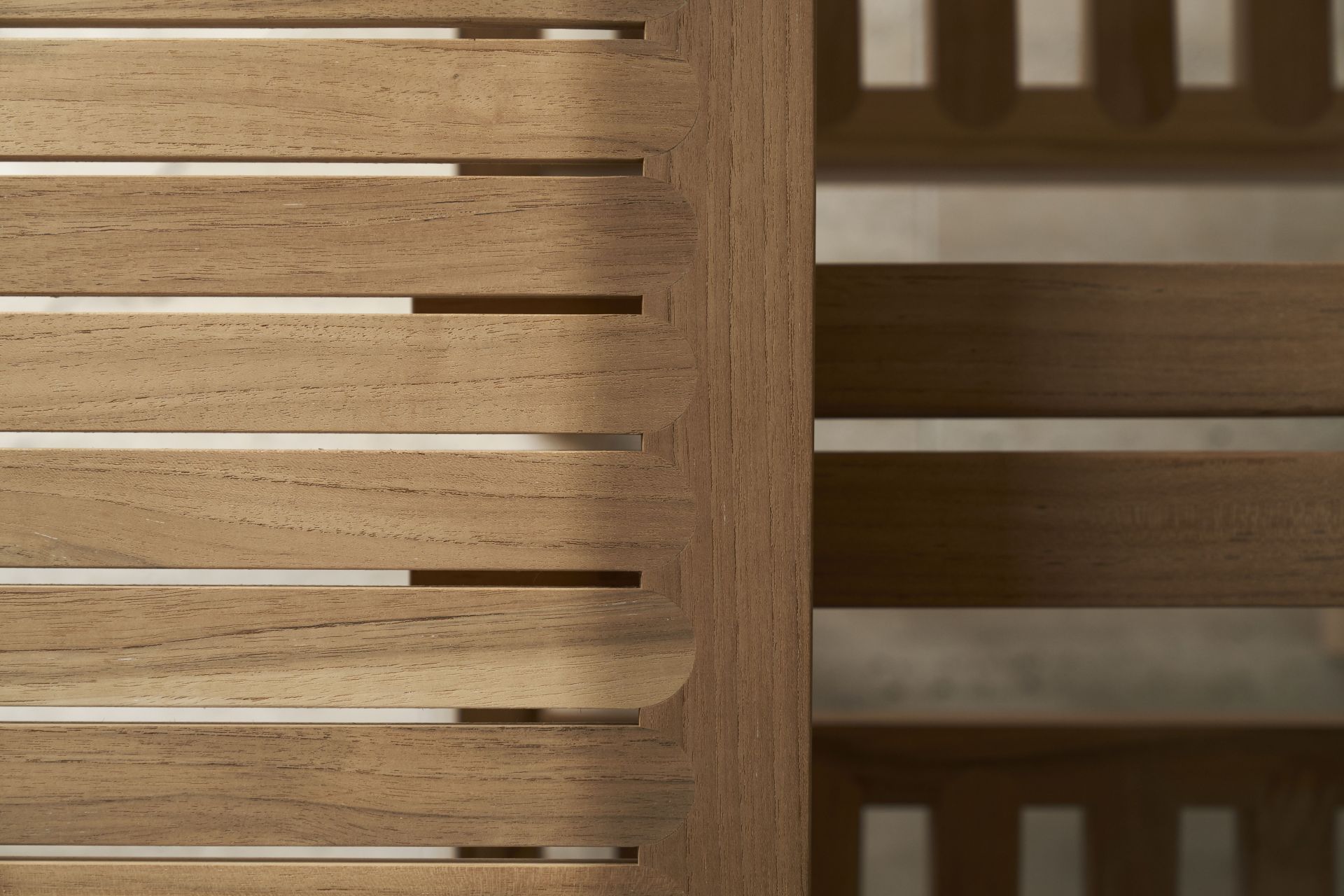 Detailansicht des AH901 Carl Hansen & Søn Outdoor Esstisches aus Teakholz mit Lattenmuster.