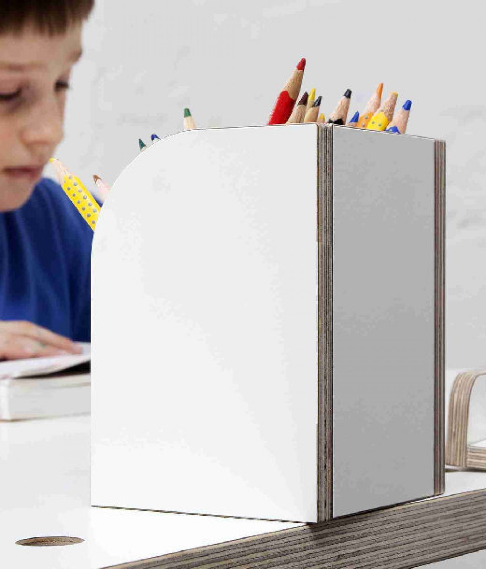 Weiße Growing Table Stiftebox für Kindertisch mit Buntstiften, ideal für Ordnung am Schreibtisch.