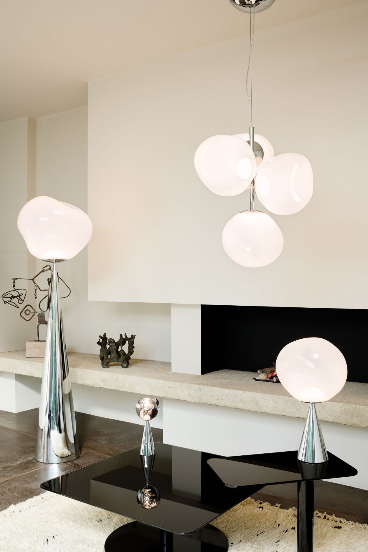 Nahaufnahme der silbernen Tom Dixon Melt LED Tischleuchte, modernes Design, warmes Licht.