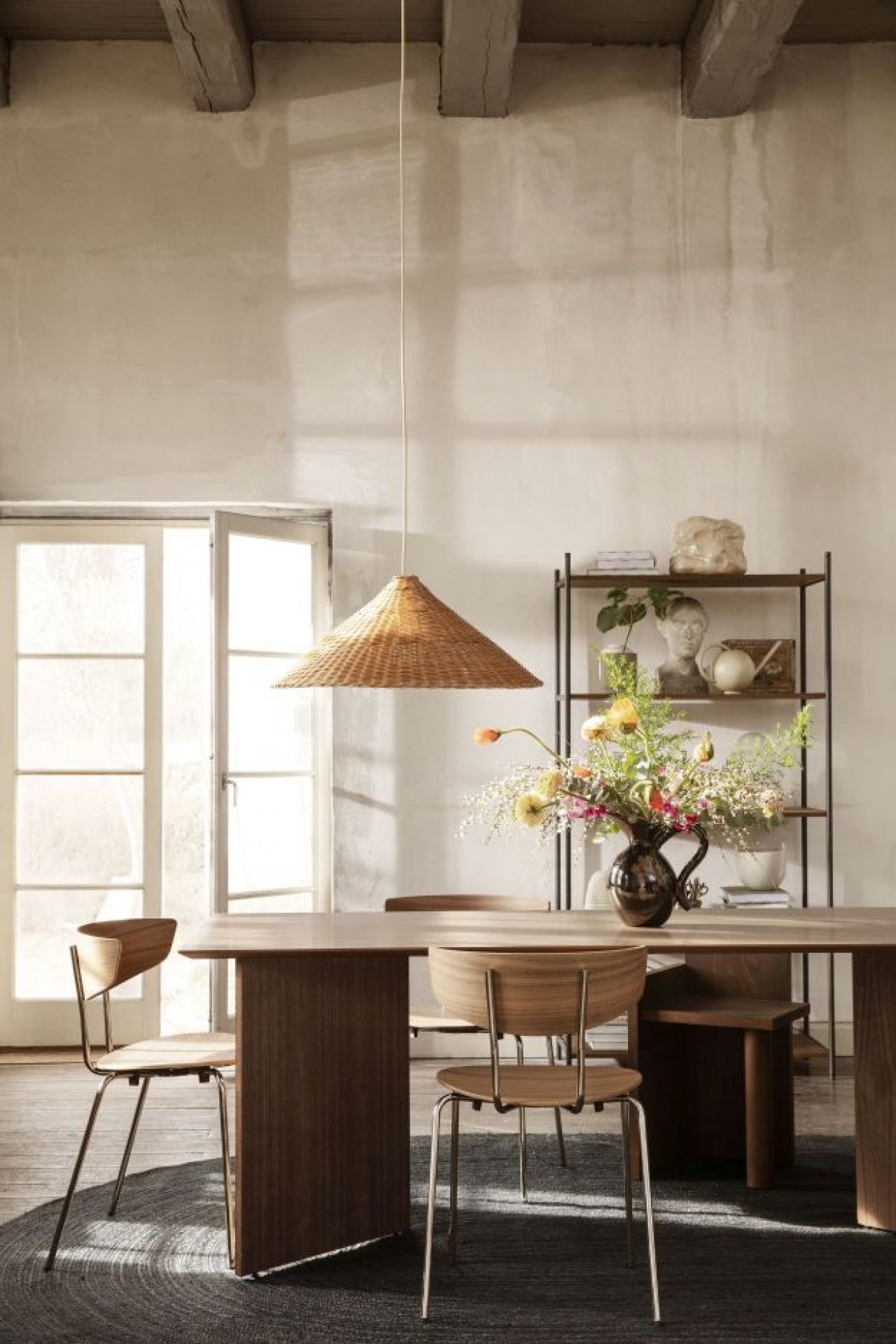 Ferm Living Dou Lampenschirm 68 cm aus Rattan über Esstisch im hellen Raum.