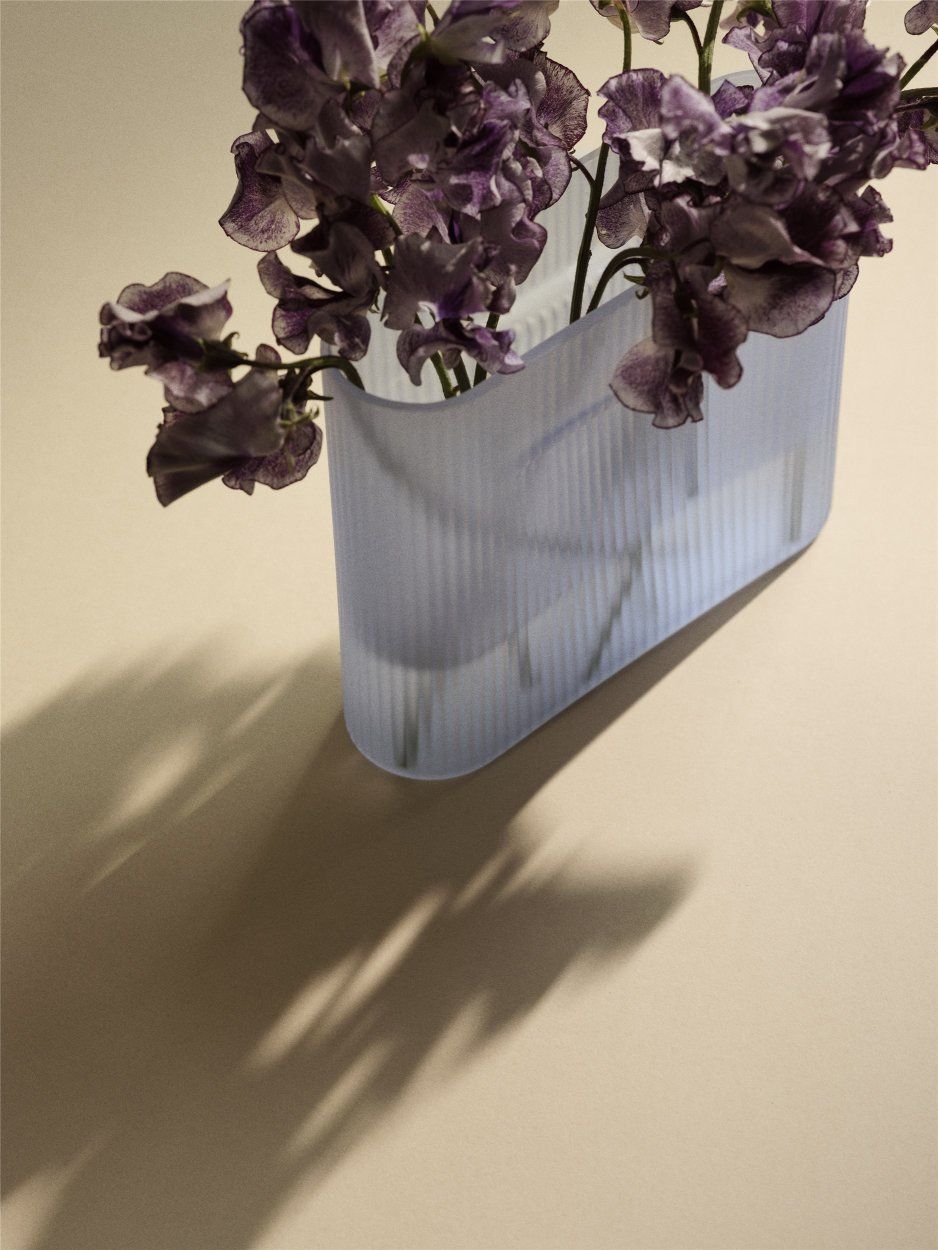 Ridge Vase Muuto Milchglas Hellblau H 35 cm