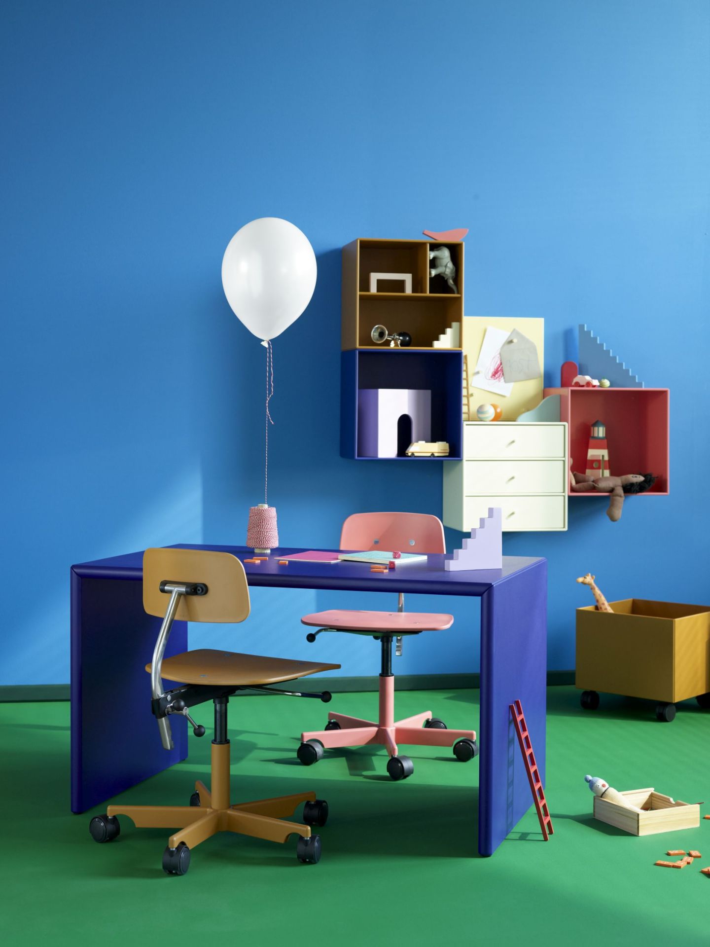 Kevi Kids Drehstuhl Flint Montana, höhenverstellbarer Kinderstuhl für ergonomisches Sitzen am Schreibtisch.