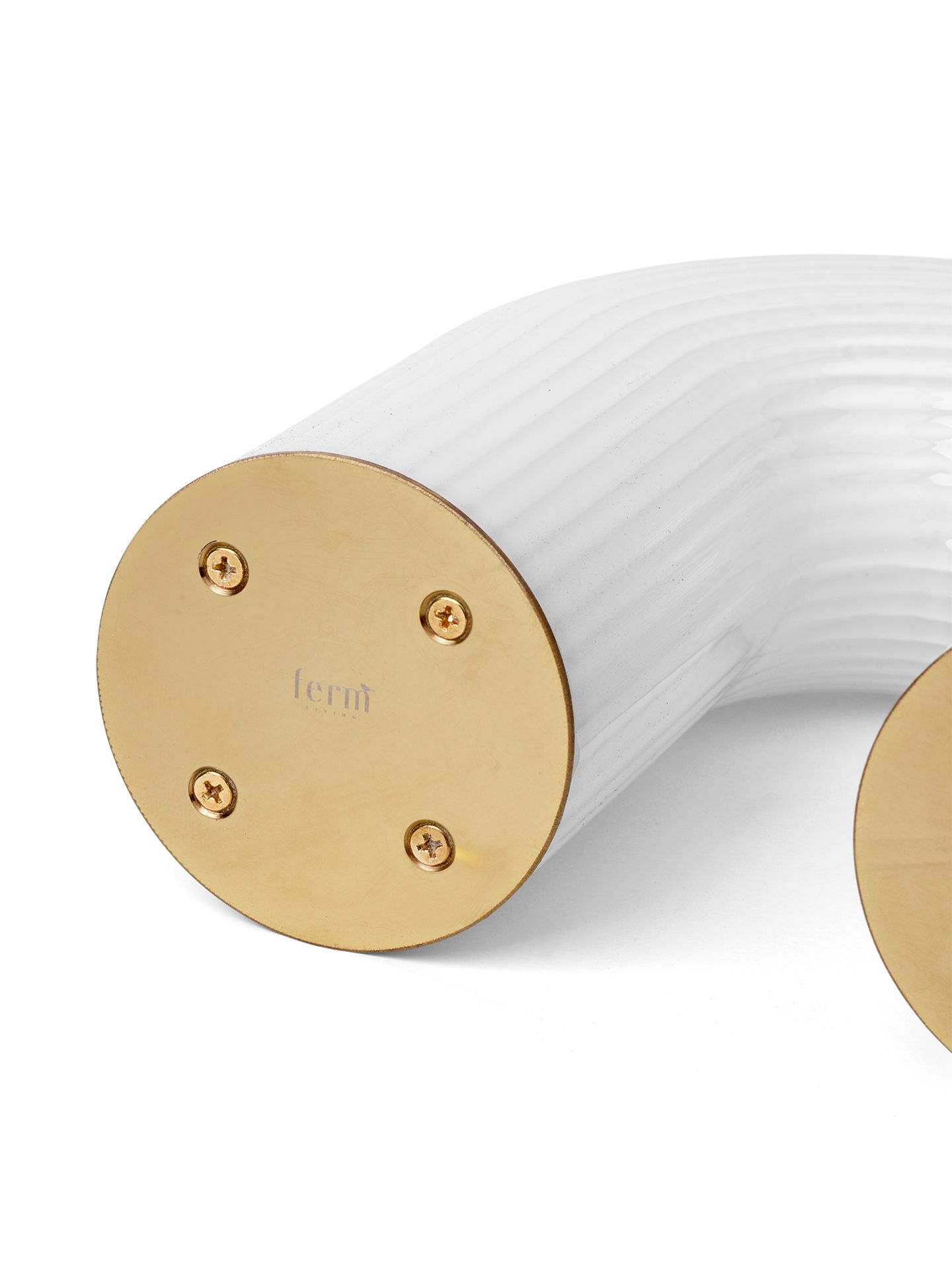 Detailaufnahme der Ferm Living Vuelta Tischleuchte: Gerippter, weißer Lampenfuß mit goldener Basis und Schrauben.