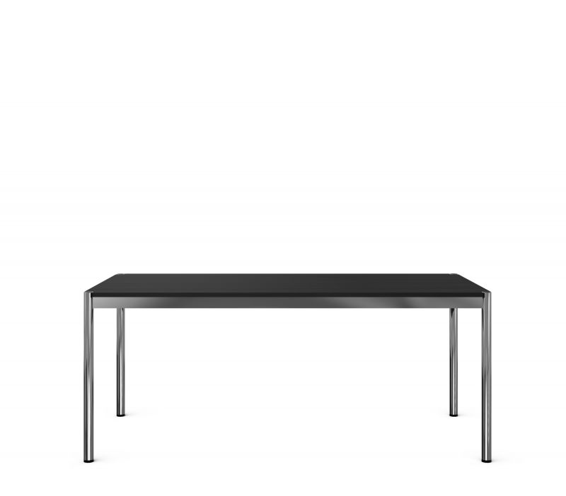 USM Haller Tisch mit schwarzer Tischplatte und verchromtem Gestell, modernes Design für Büro und Zuhause.