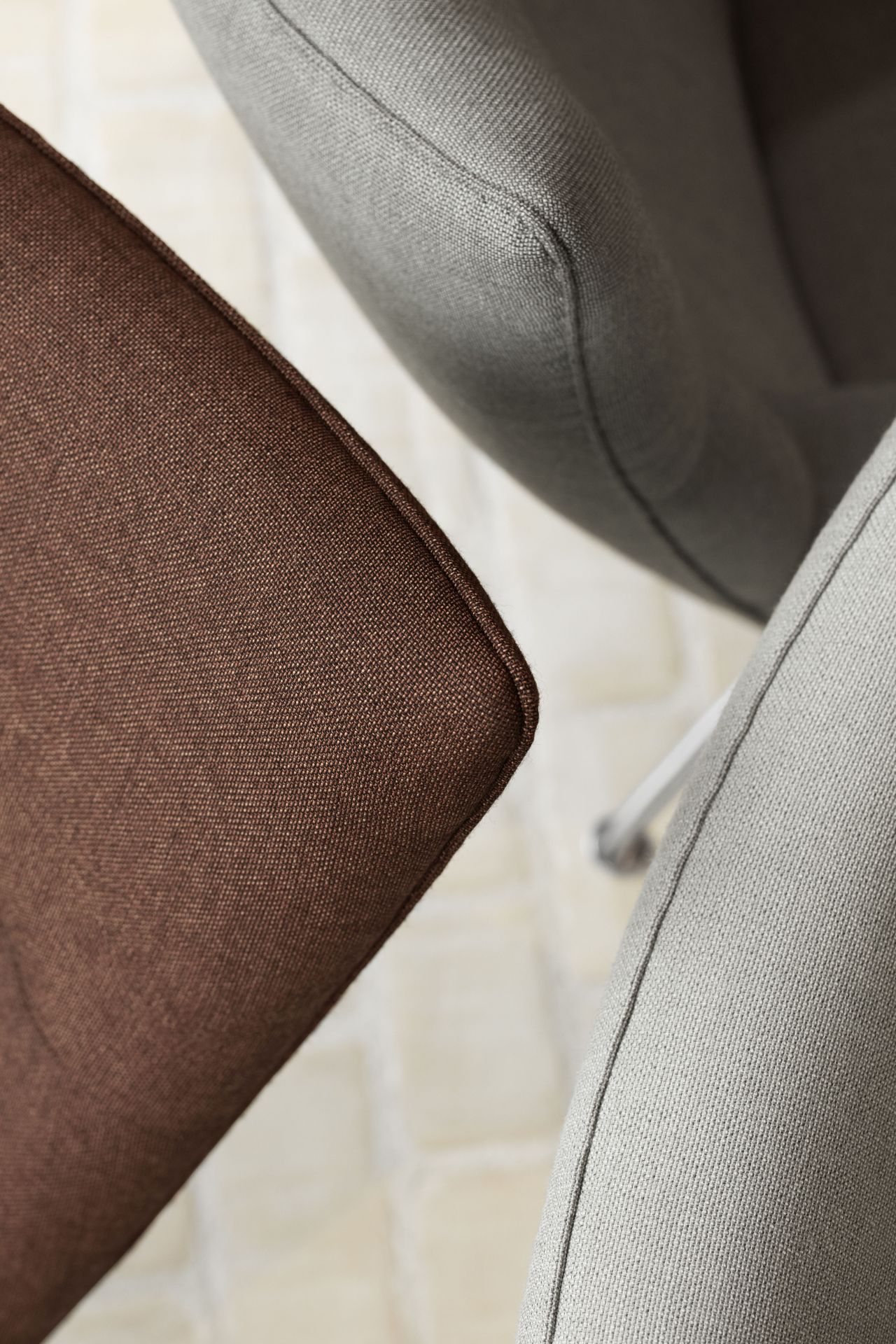 Detailaufnahme: CH446 Wing Chair Fußhocker Passion 7101 Limited Edition von Carl Hansen & Søn.