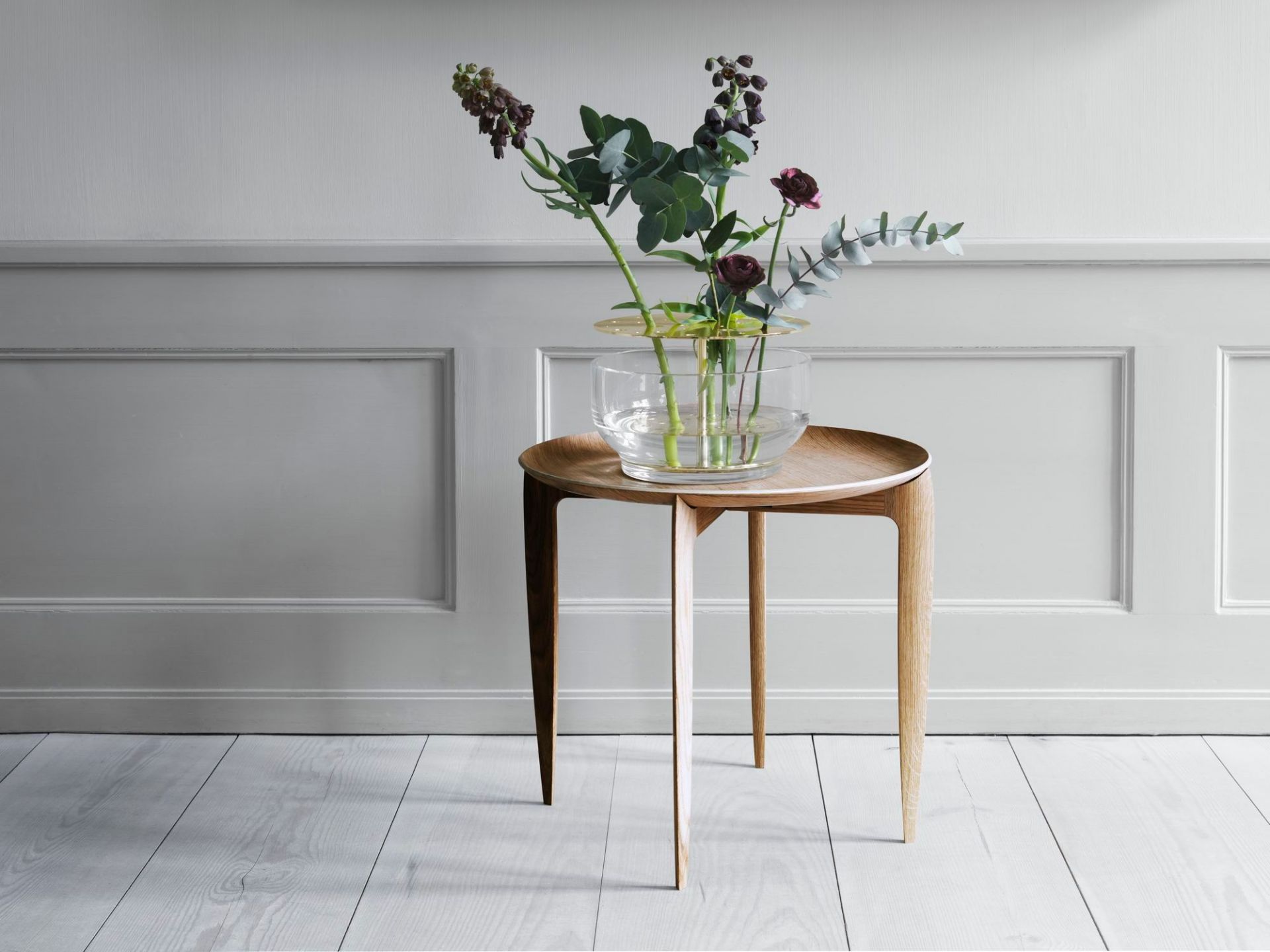 Große Ikebana Vase von Fritz Hansen auf einem Holztisch mit Blumenarrangement.