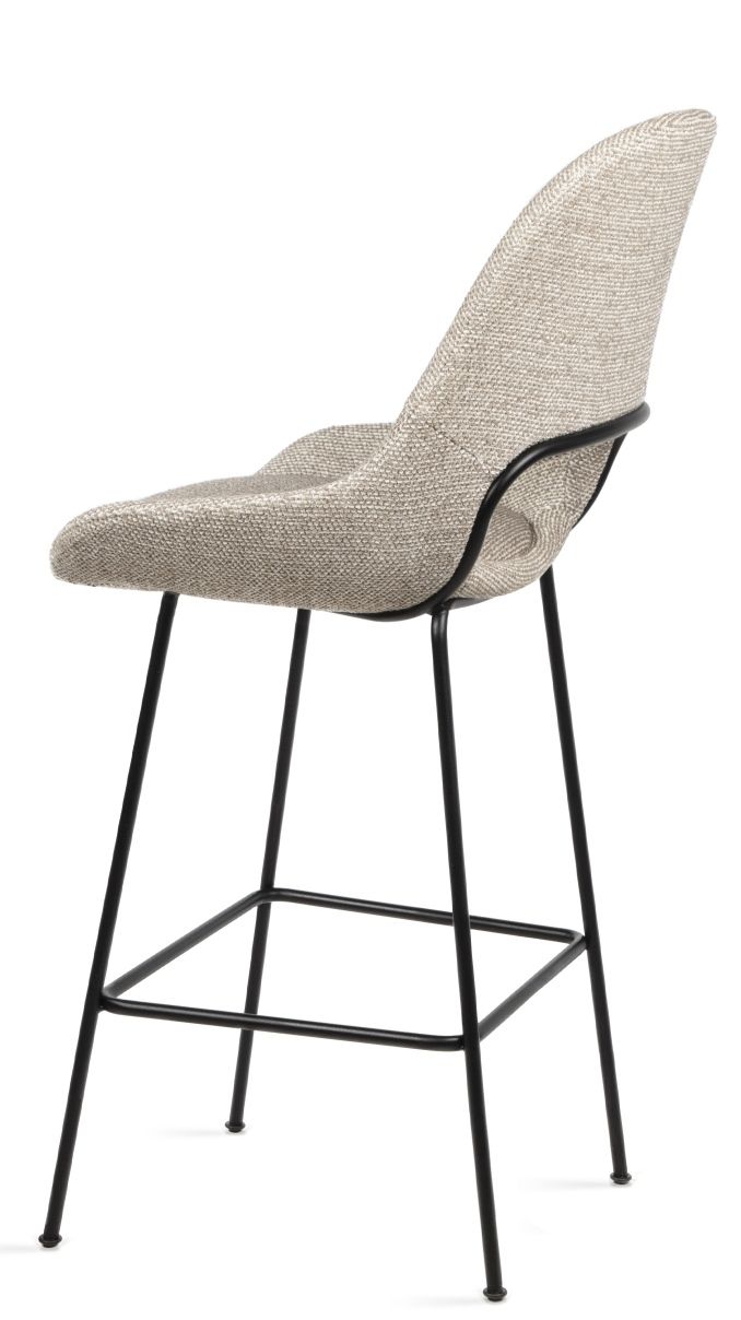 Theia Counter Armchair Low Barhocker von Freifrau Manufaktur, Stoffbezug in Beige, schwarzes Metallgestell, Seitenansicht.