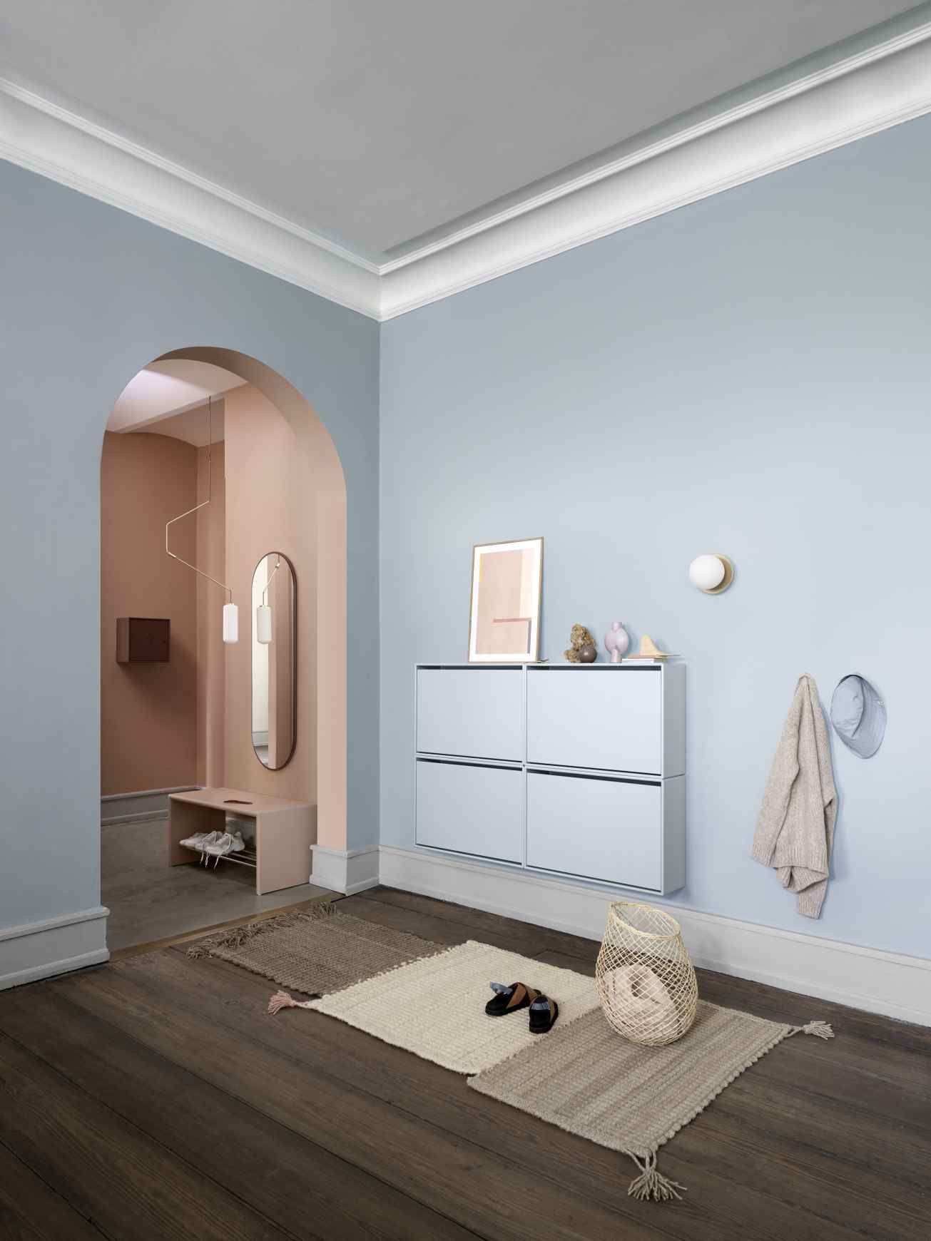 Elegantes Interieur mit Colour Frame Spiegel, oval und schlank, im Flur mit Teppichen.