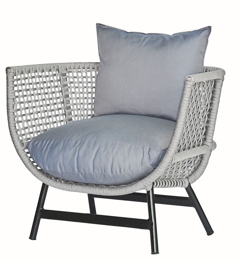 Grauer Suka Lounge Sessel von Jan Kurtz mit Kissen für den Outdoor-Bereich.