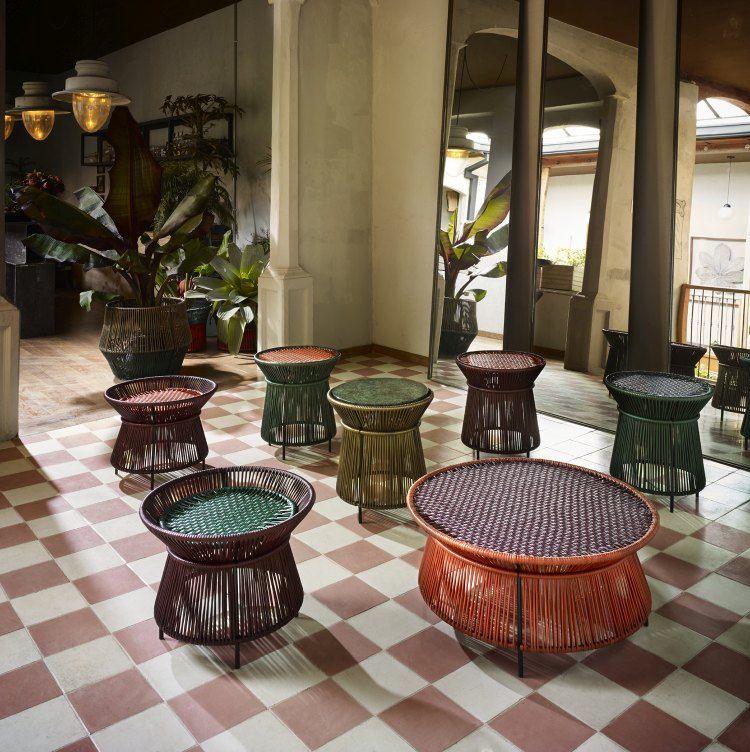 Ames Caribe Chic Beistelltische in Schwarzrot, Moosgrün und Schwarz für den Outdoor-Bereich.