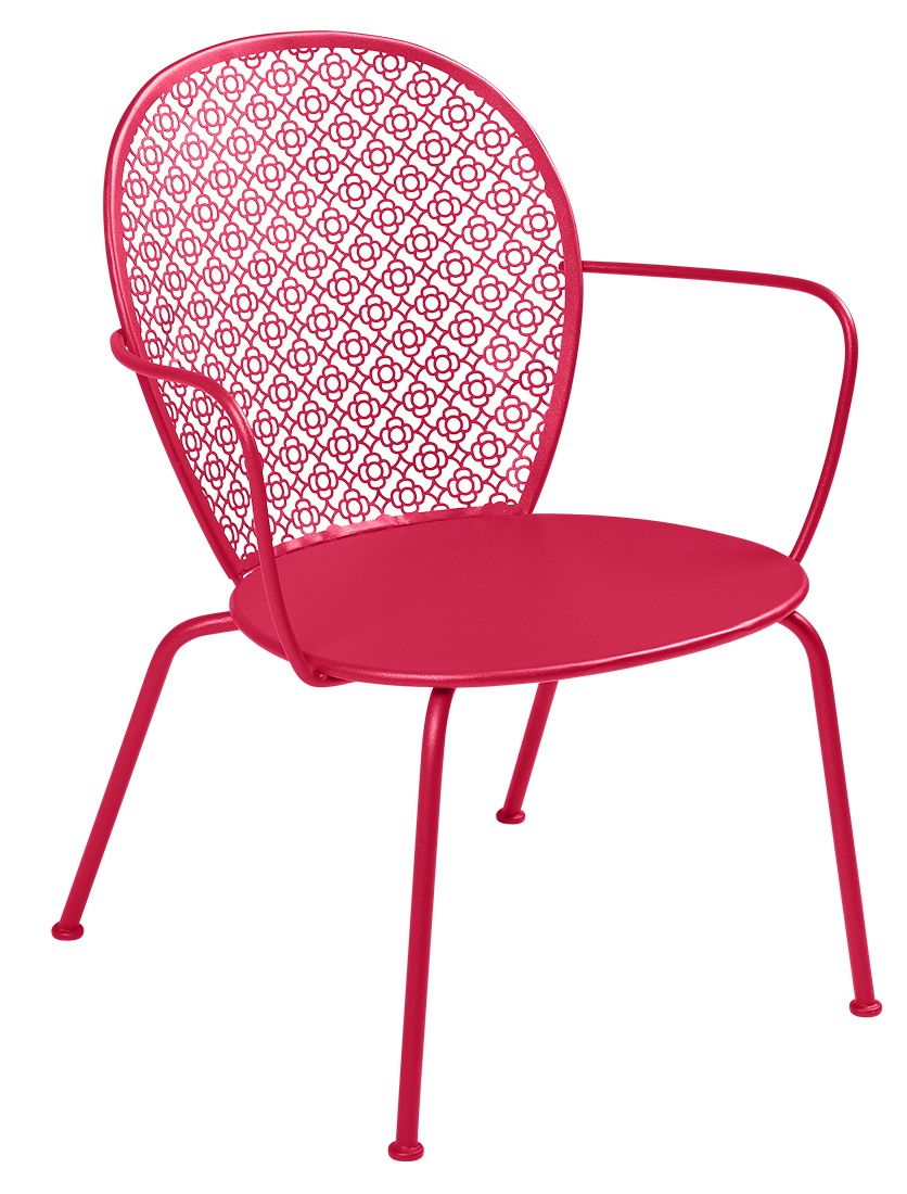 Roter Lorette Sessel von Fermob für den Außenbereich, mit filigranem Muster im Rücken.
