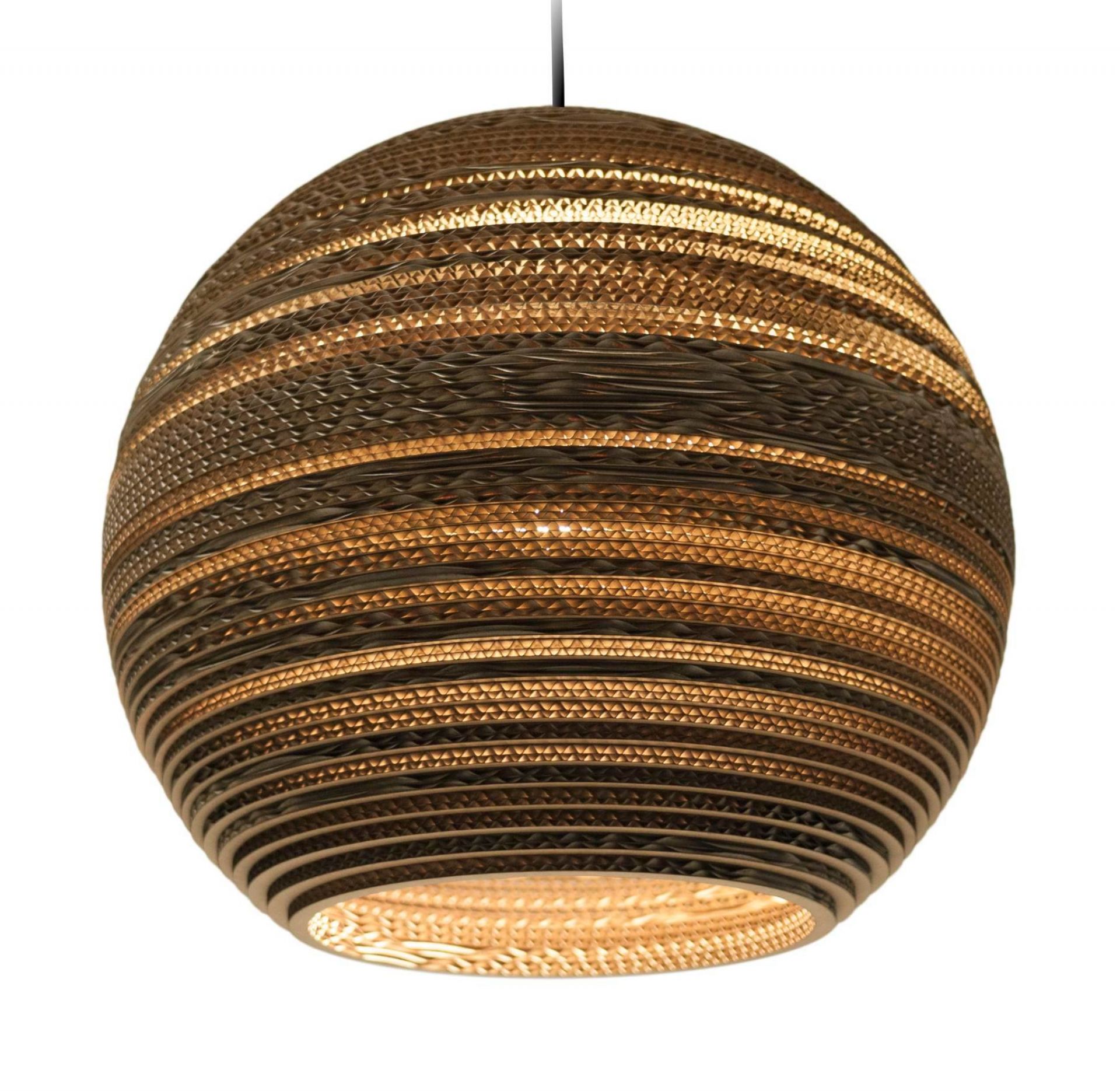 Moon18 Scraplights Hängeleuchte: Runde Designerlampe aus recycelter Pappe, die warmes Licht abstrahlt.