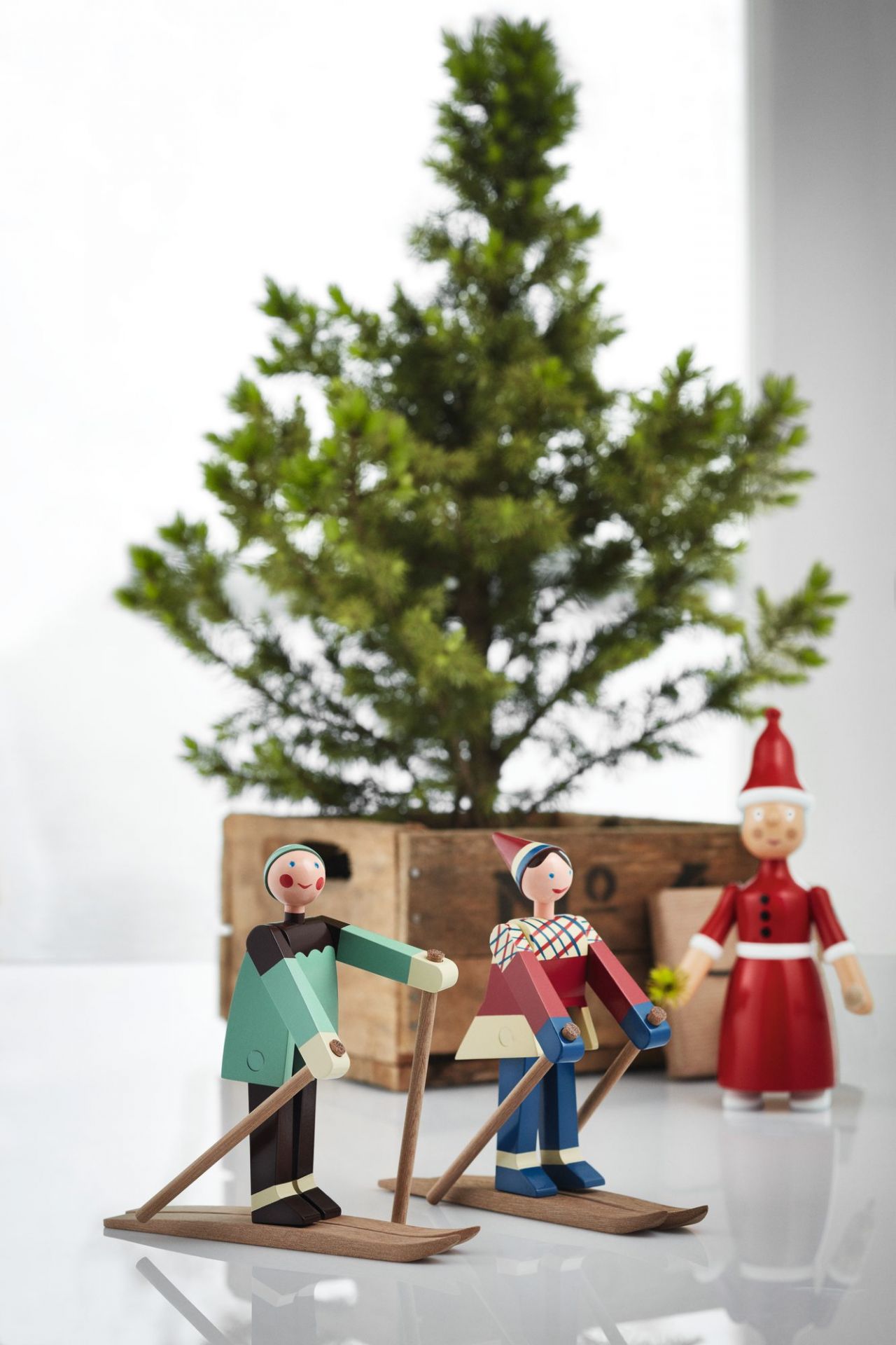 Kay Bojesen Weihnachtsfrau Holzfigur mit Skifahrern und Weihnachtsbaum im Hintergrund für festliche Weihnachtsdekoration.