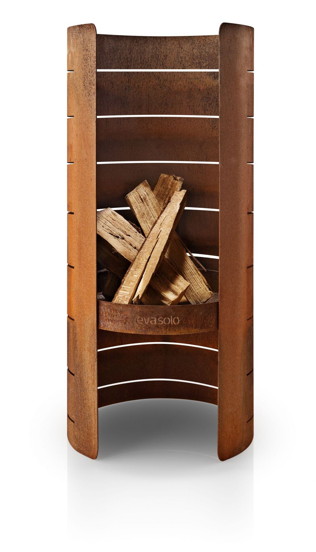 Eva Solo FireCylinder Gartenkamin aus Roststahl mit Holzscheiten für gemütliche Gartenabende.