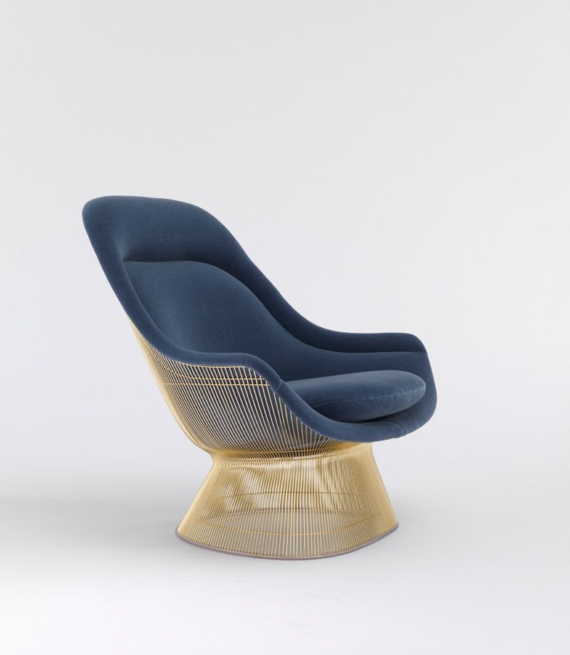 Blauer Platner Sessel von Knoll International mit goldenem Drahtgestell auf weißem Hintergrund.