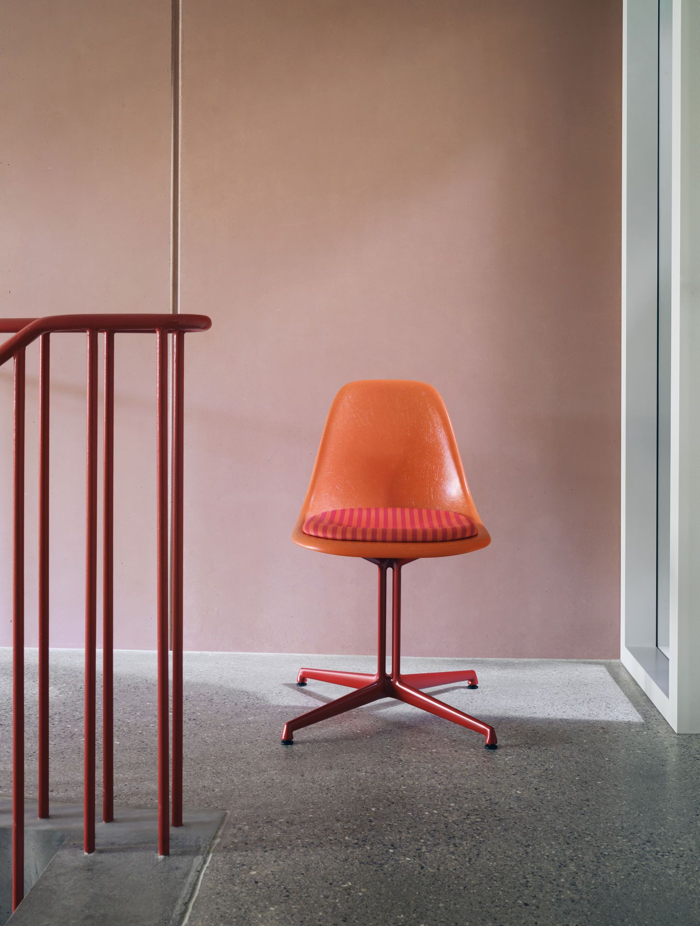 Eames Fiberglass Side Chair La Fonda Rot Orange Vitra LIMITED EDITION 