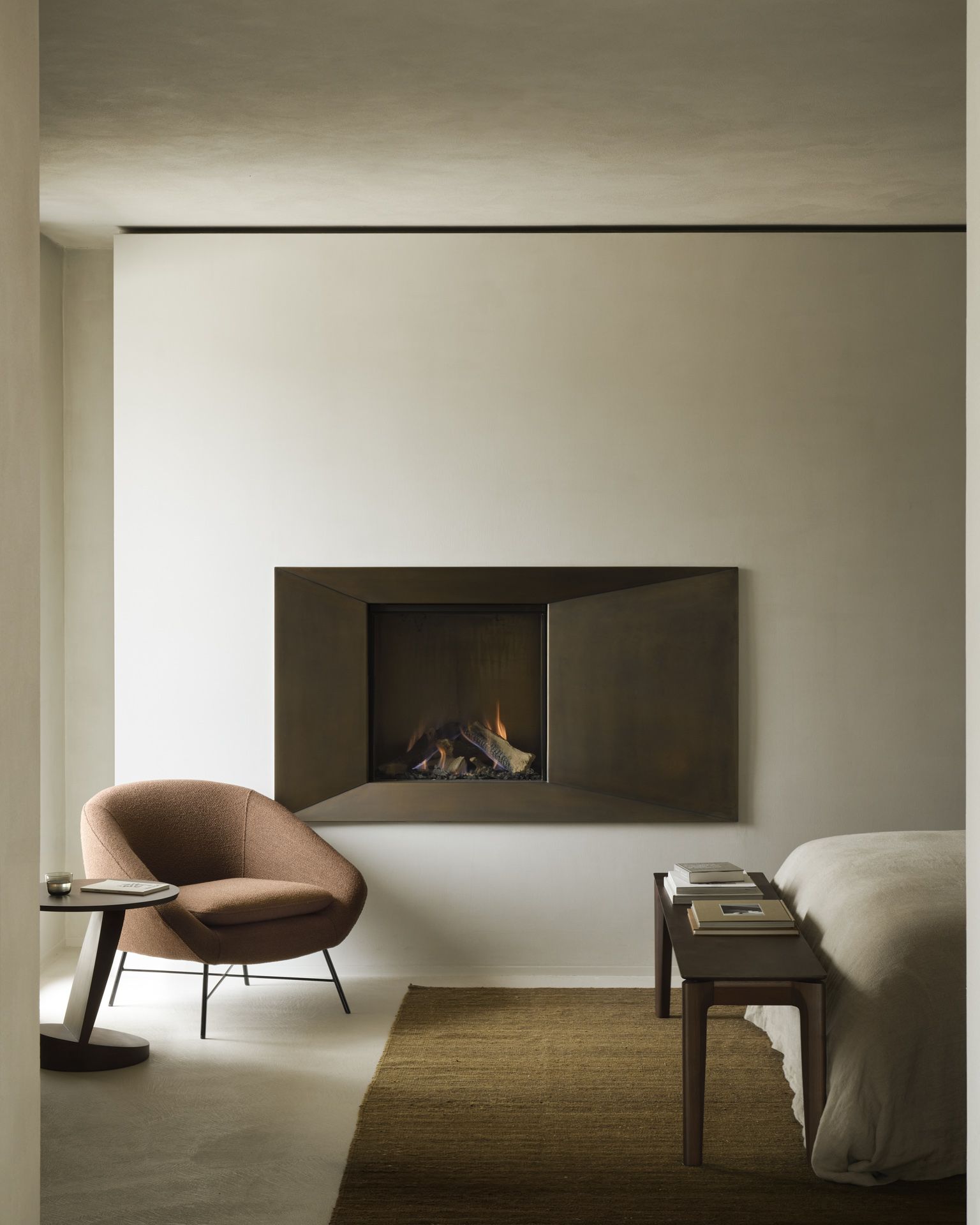 Wohnzimmer mit Kamin, Teakholz-Bank und Sessel. Bok Bank von Ethnicraft.