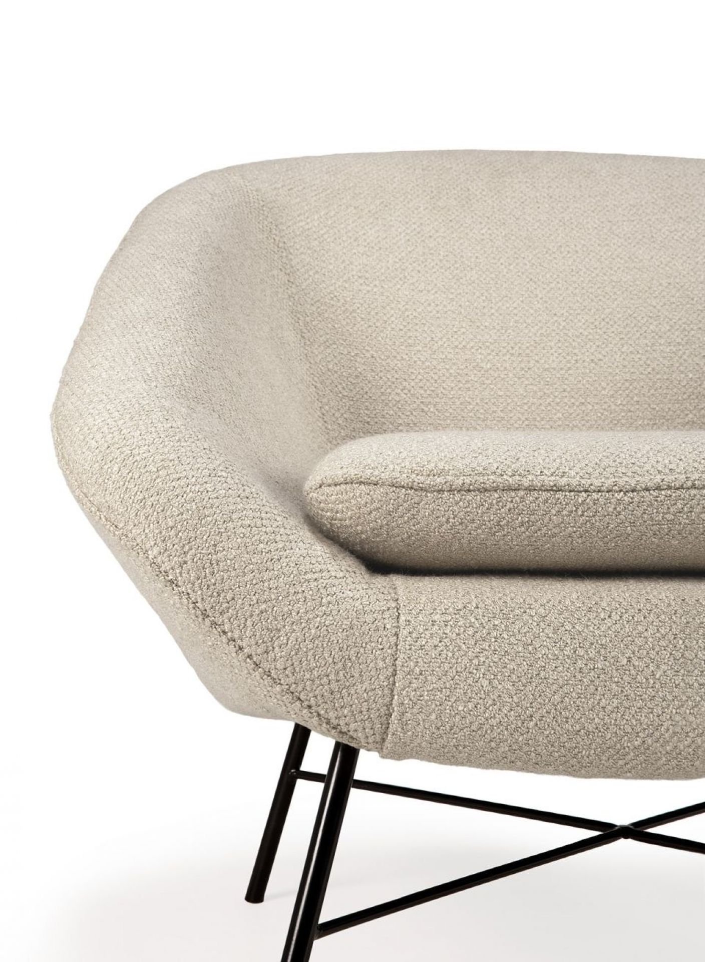 Detailaufnahme: Ethnicraft Sessel Barrow in Off-White mit schwarzem Metallgestell und gemütlichem Kissen.