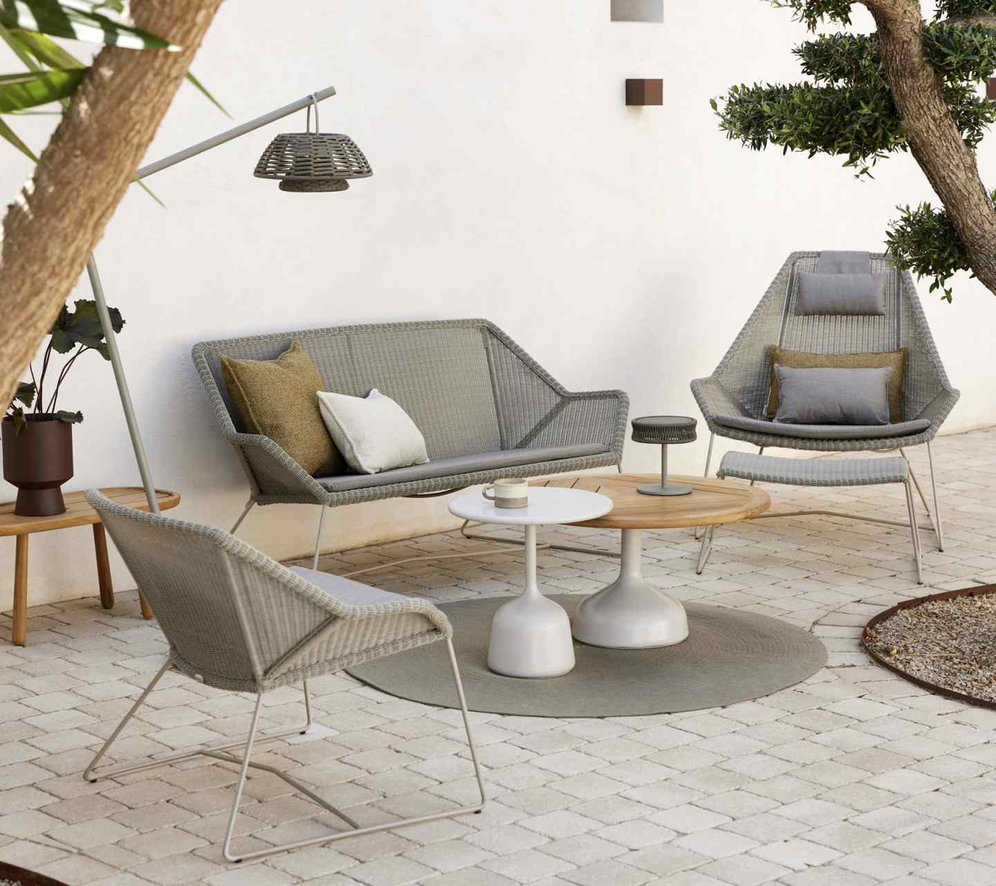 Gartenmöbel-Set: Cane-Line Breeze Loungesessel in Taupe, Sofa und Tisch für den Außenbereich.