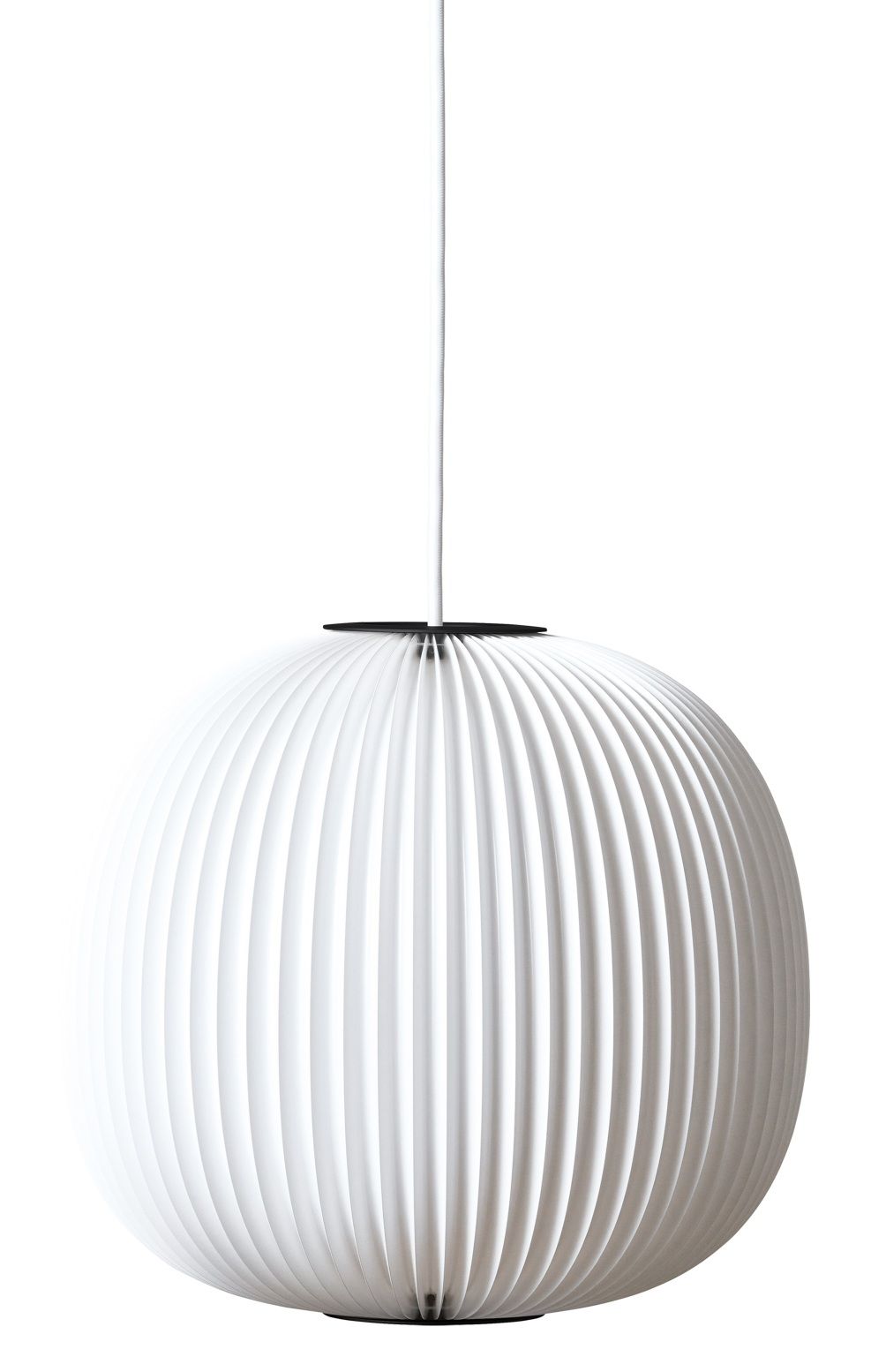 Nahaufnahme der weißen Lamella Pendelleuchte von Le Klint, modernes Design für Wohnzimmer und Esszimmer.