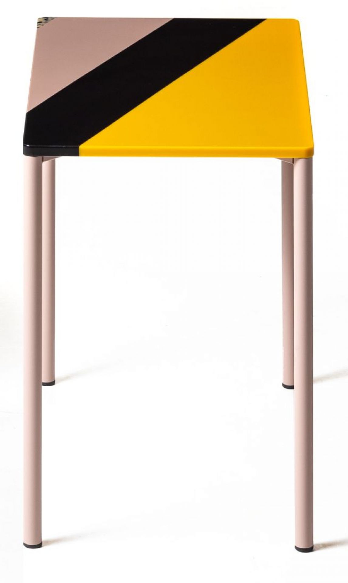 Gelber Fishbone Tisch von Moroso, 54x34x50 cm, mit geometrischem Muster und rosa Beinen.