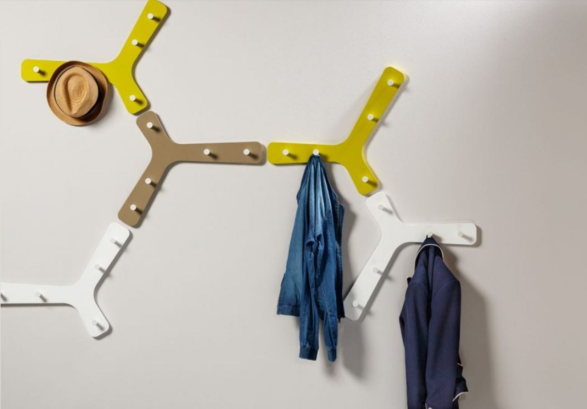 Mehrfarbige Branch Wandgarderobe von Cascando mit Jacken, Hut und moderner Optik.