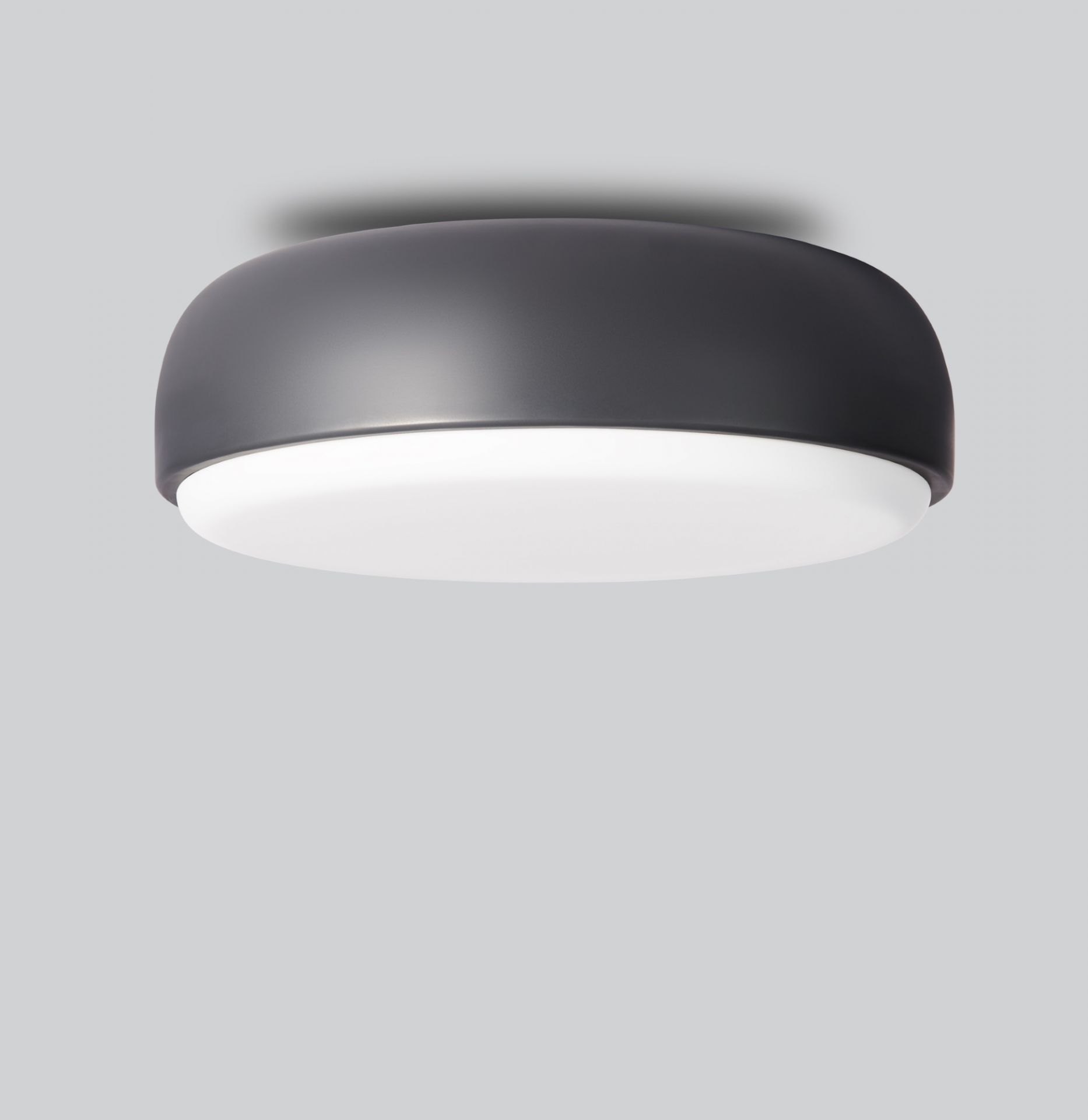 Dunkelgraue Over Me Deckenleuchte von Northern, Ø40 cm, für moderne Raumbeleuchtung.
