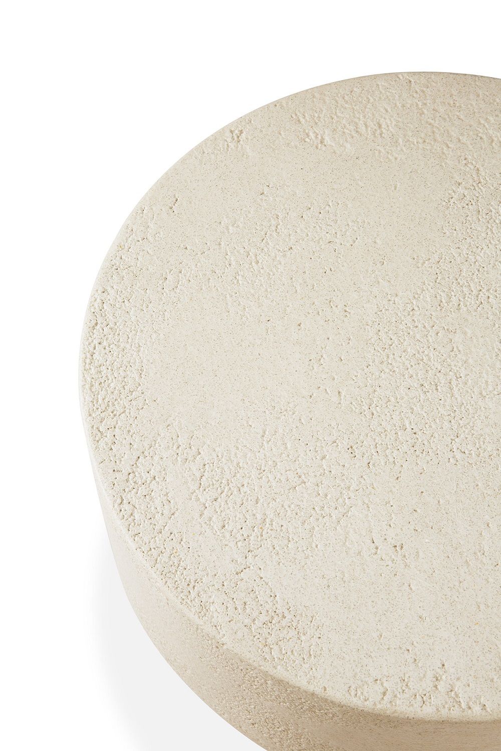 Detailaufnahme des Ethnicraft Elements Couchtisches in Off White mit Microzement-Oberfläche und Pilzform.