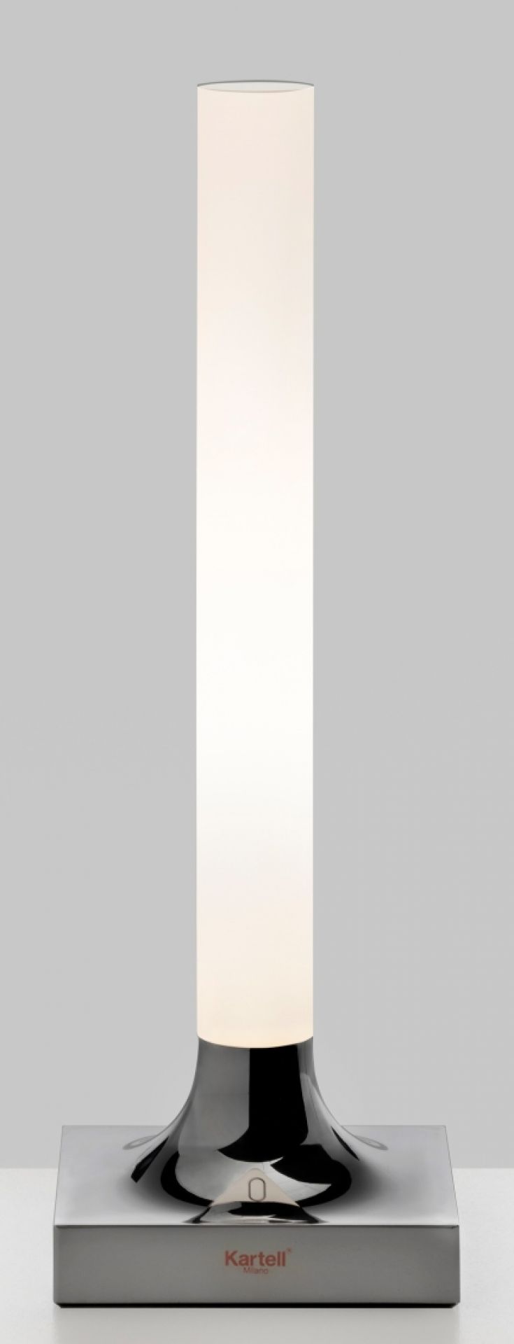 Goodnight Kartell Akkuleuchte für den Außenbereich, mit zylindrischem Lampenschirm und glänzendem, quadratischem Sockel.