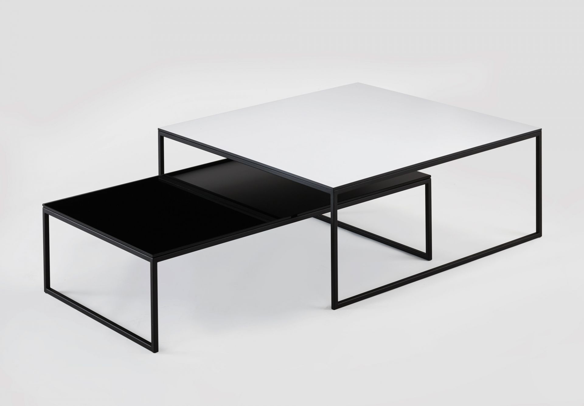 Less H 5/2 HPL Schwarz Couchtisch von Hans Hansen mit schwarzem Metallgestell und weißer Tischplatte.