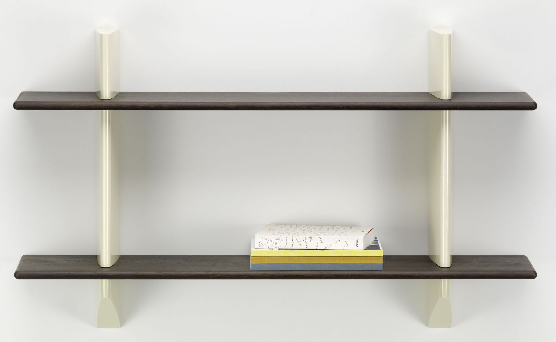 Rayonnage Wandregal von Vitra mit zwei dunklen Holzregalböden und cremefarbenen Stützen. Bücher liegen darauf.