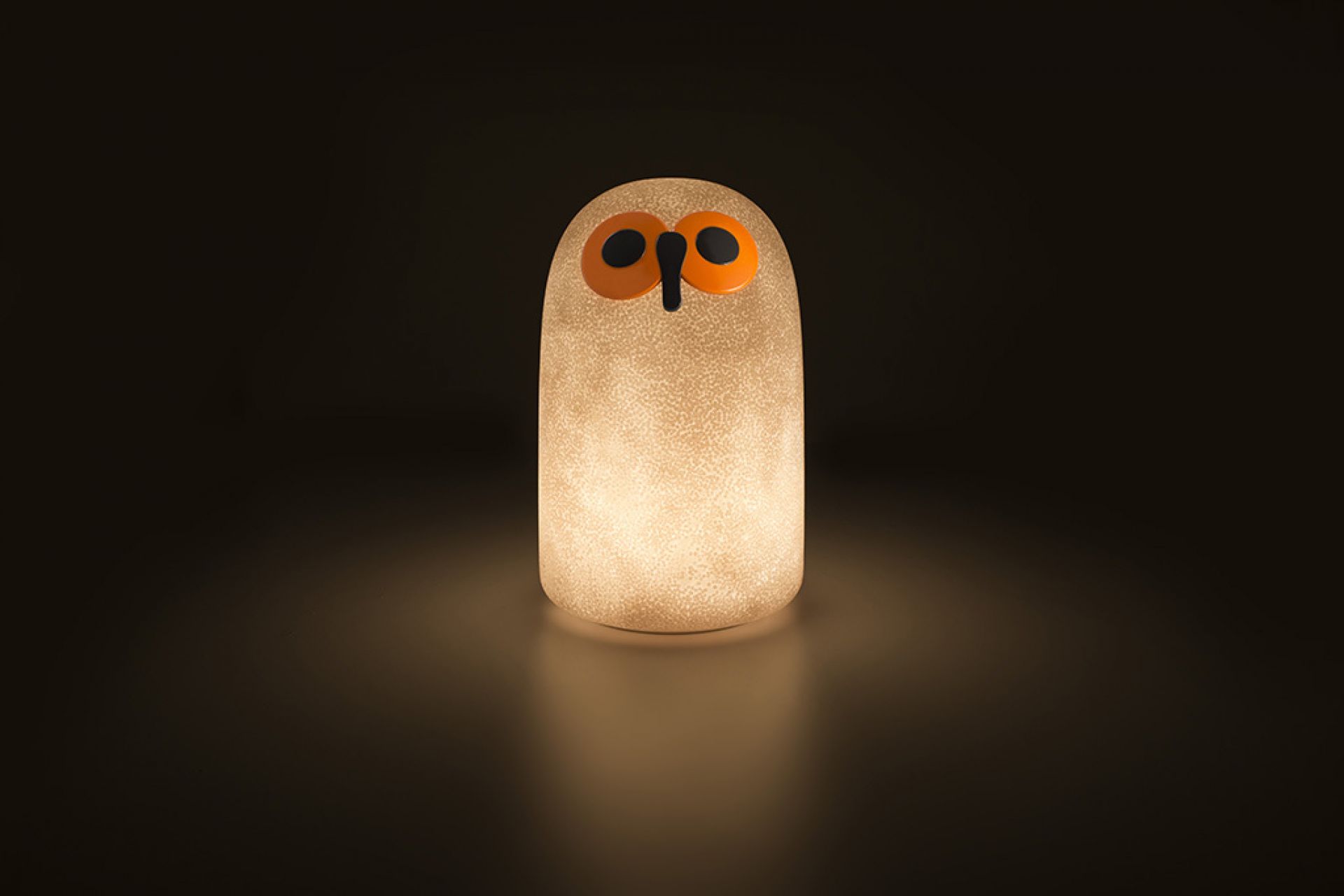 Linnut Sulo Eule Tischleuchte von Magis, stimmungsvolle Lampe für Kinderzimmer und Wohnraum.