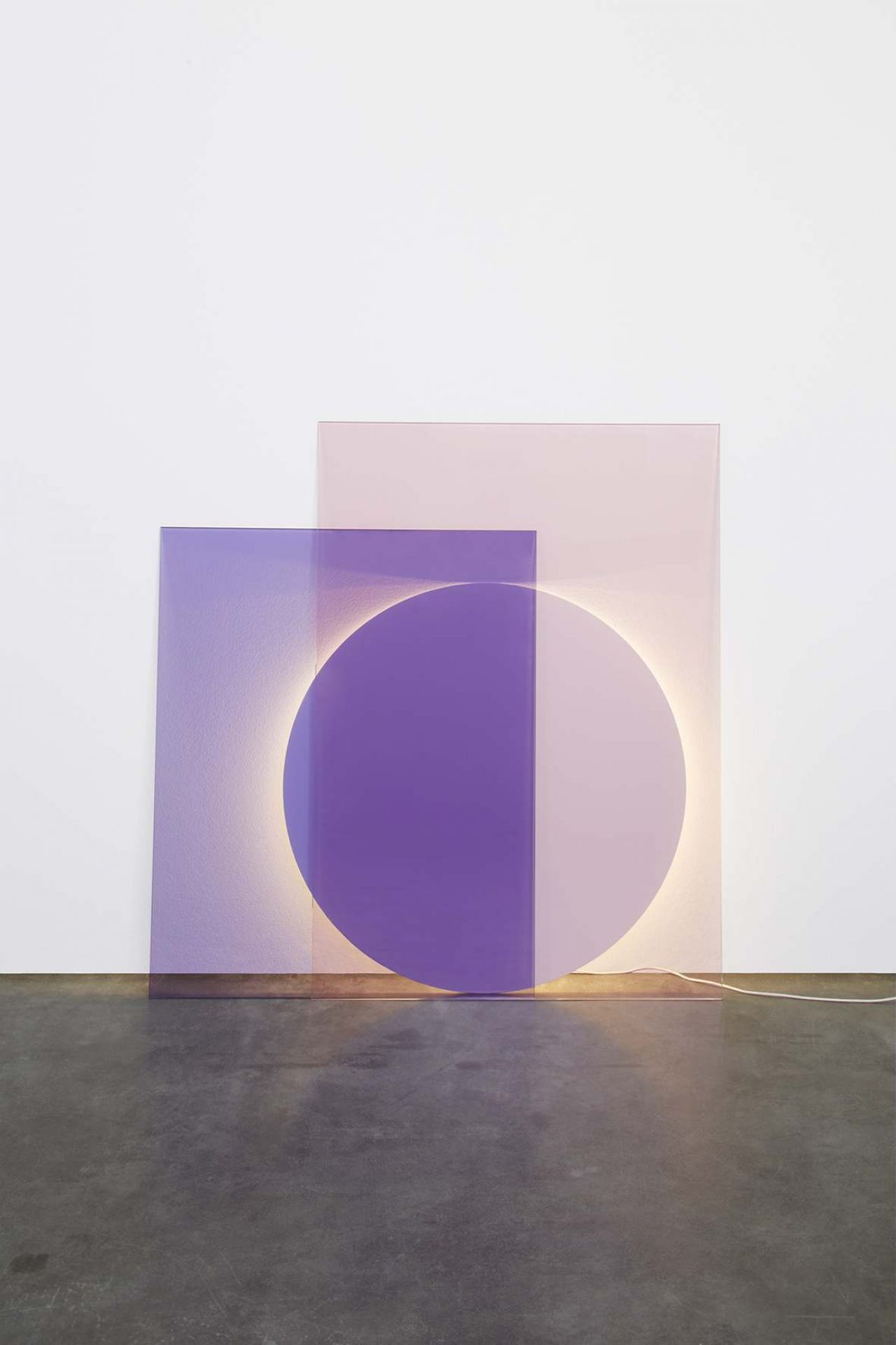 LT04 Colour Bodenleuchte von e15: Moderne Bodenlampe mit farbigen Acrylglas-Elementen und indirektem Licht.