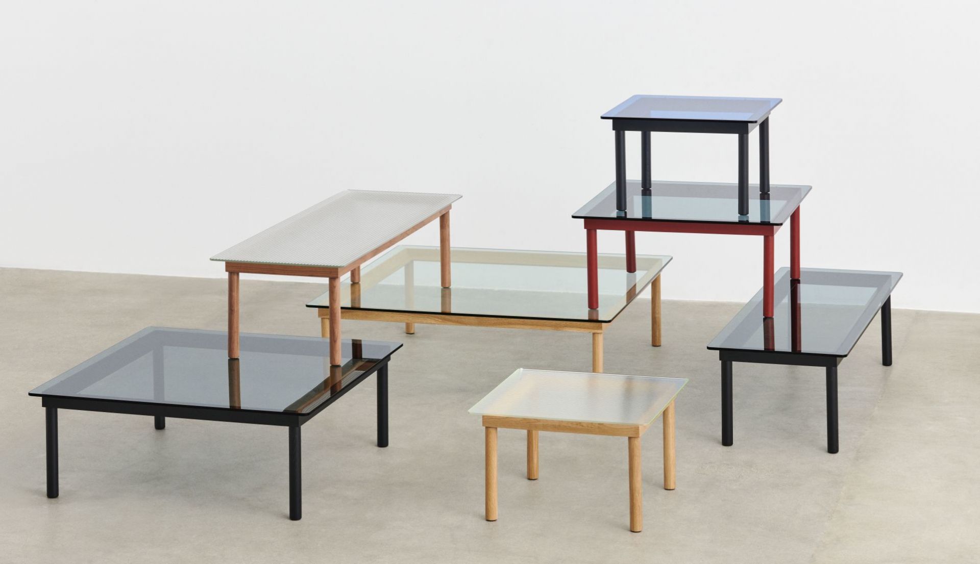Kofi Couchtische von Hay: Verschiedene Größen und Farben, mit Glasplatte und Holz- oder Metallgestell.