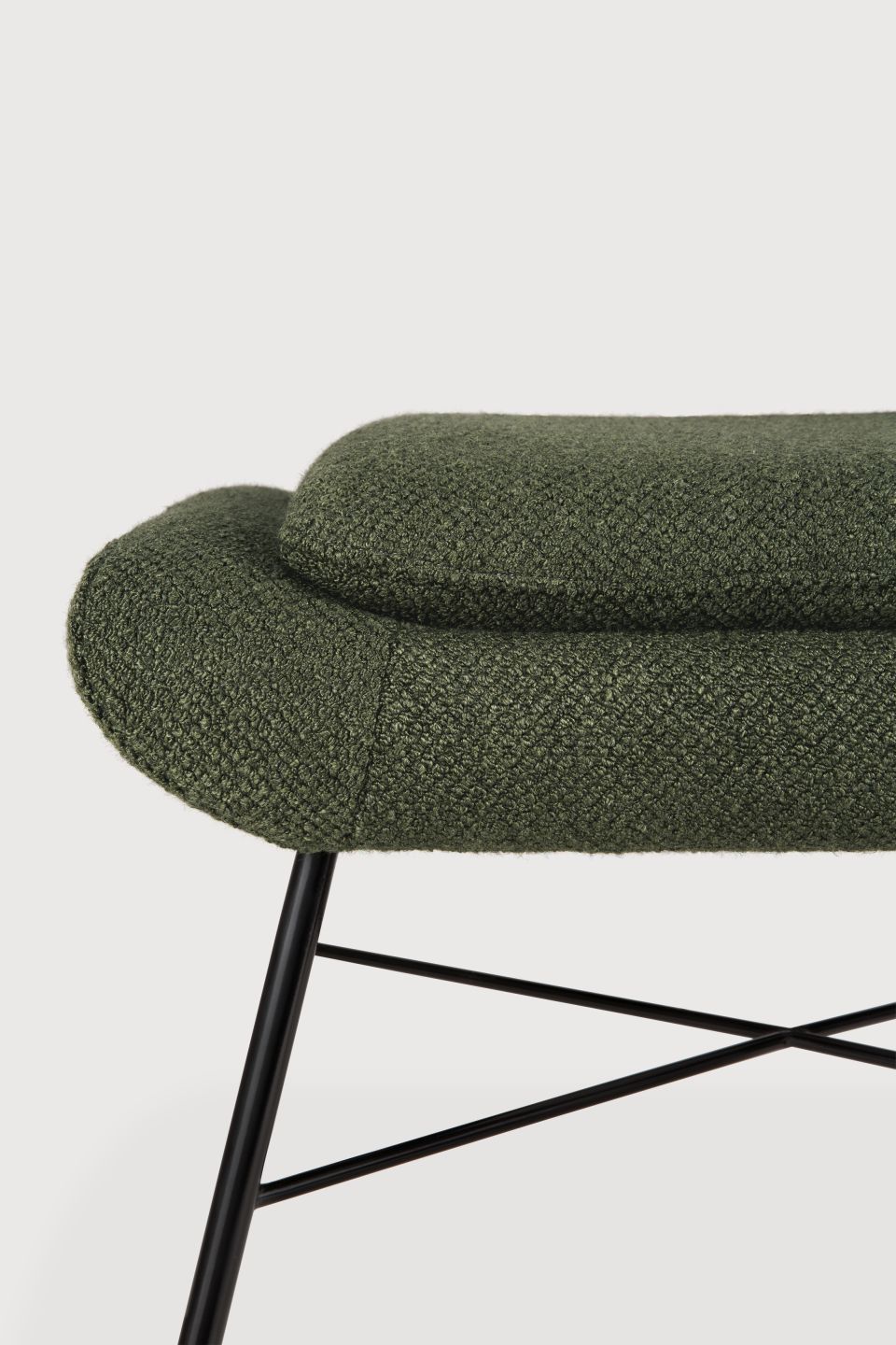 Detailaufnahme: Barrow Polsterhocker von Ethnicraft in Tannengrün mit schwarzem Metallgestell. Moderner Hocker.
