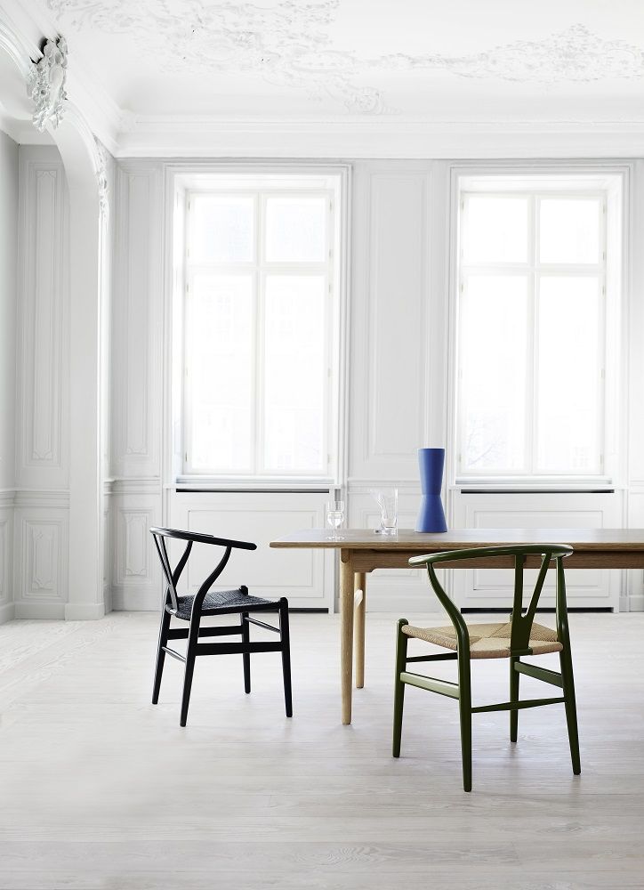 Grüner CH24 Wishbone Chair Stuhl von Carl Hansen & Søn am Esstisch. Designklassiker.