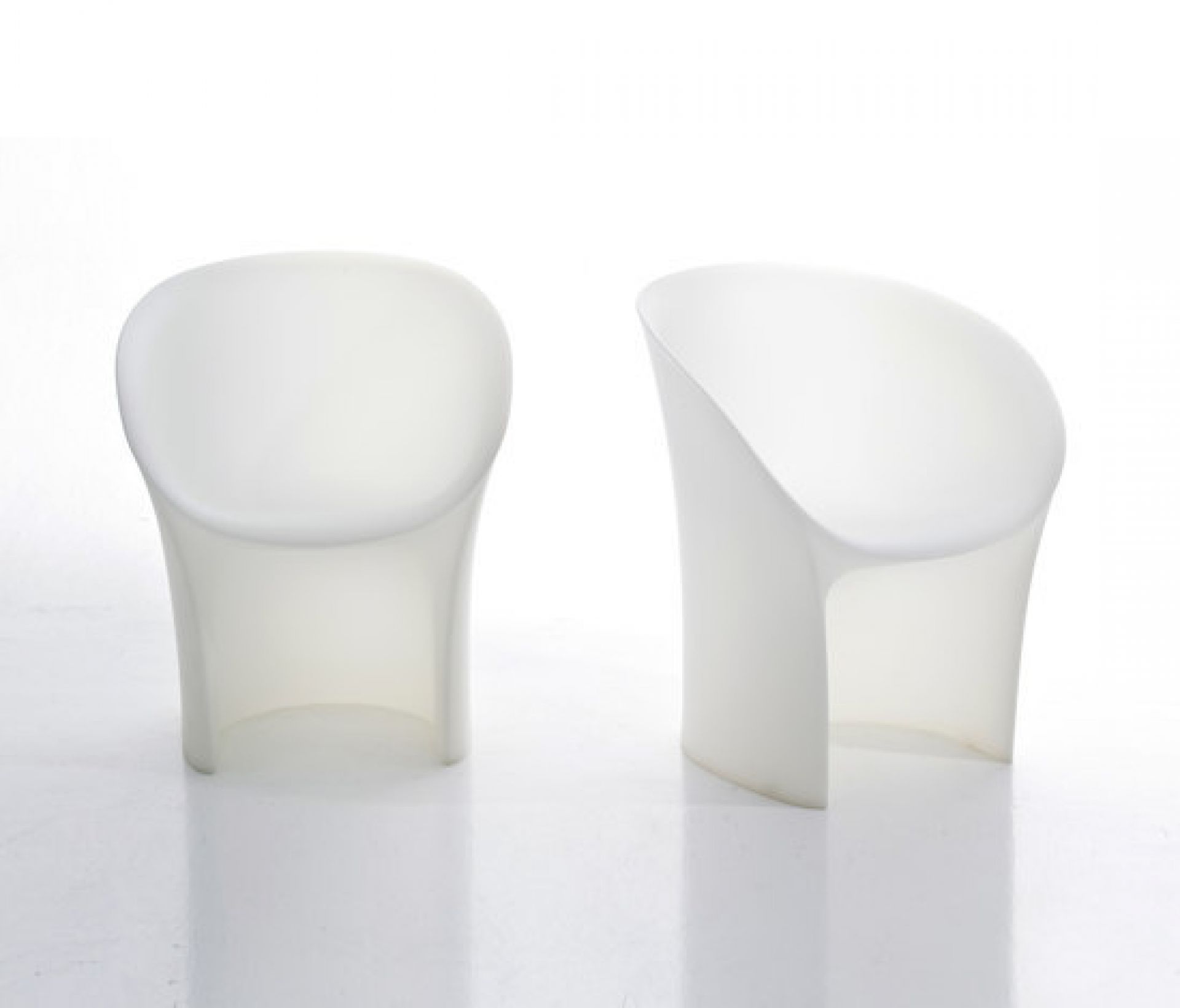 Zwei weiße Moon Sessel von Moroso aus Polyethylen, moderne Sitzmöbel für Innen und Außen.