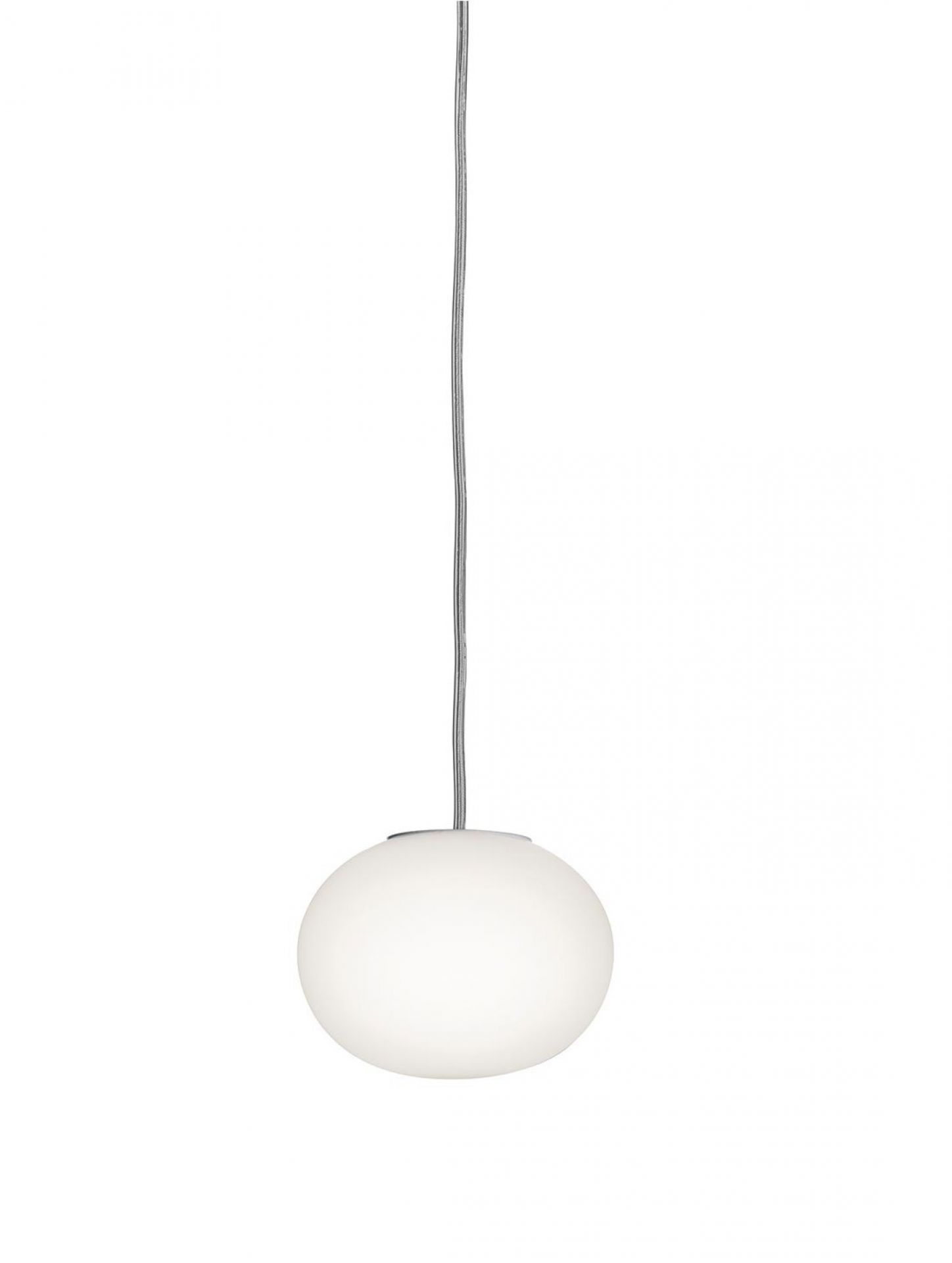 Weiße Mini Glo Ball Hängeleuchte von Flos mit grauem Kabel, moderne Innenbeleuchtung.