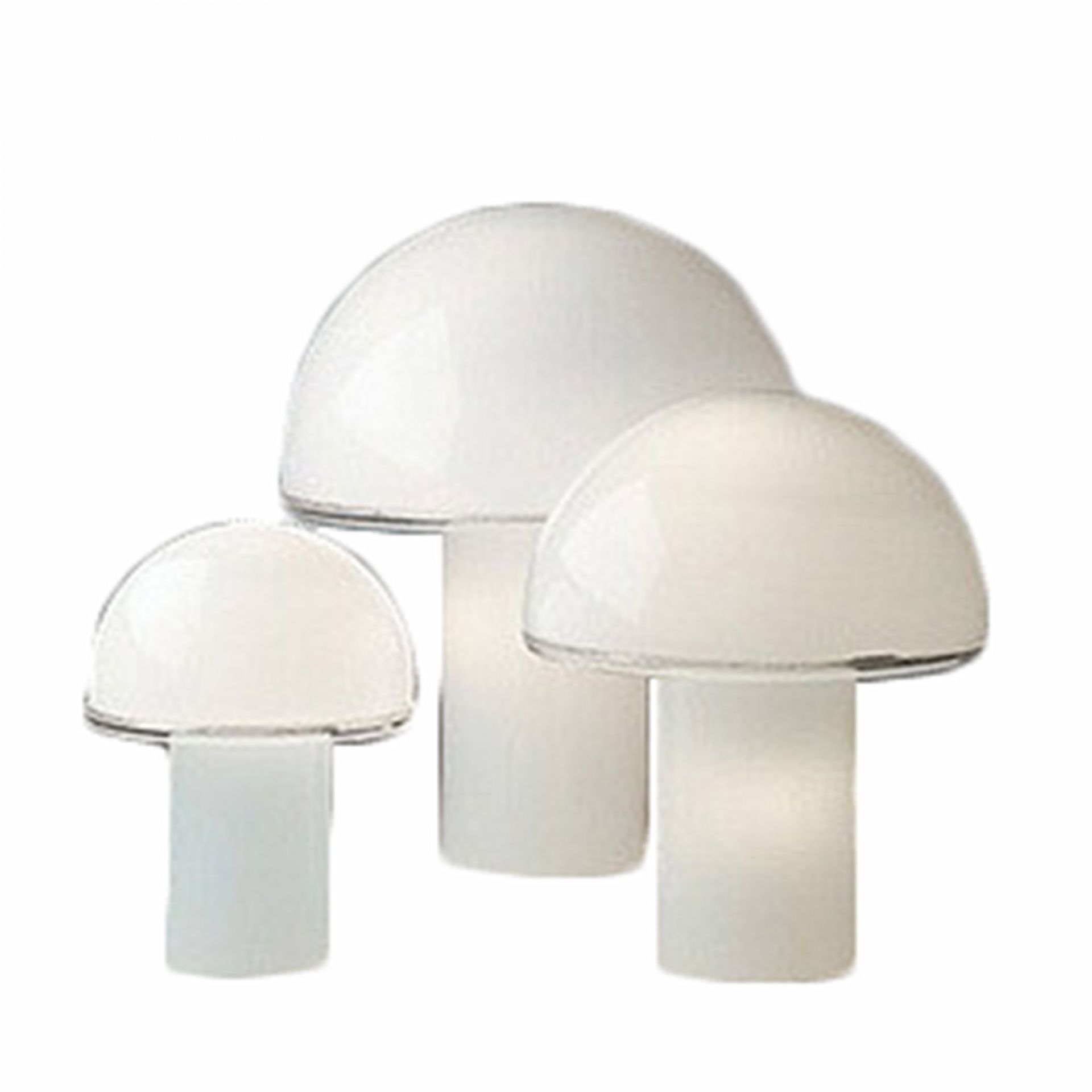 Onfale Tischleuchte von Artemide: Drei pilzförmige, weiße Glaslampen in unterschiedlichen Größen. Tischleuchten für stimmungsvolles Licht.