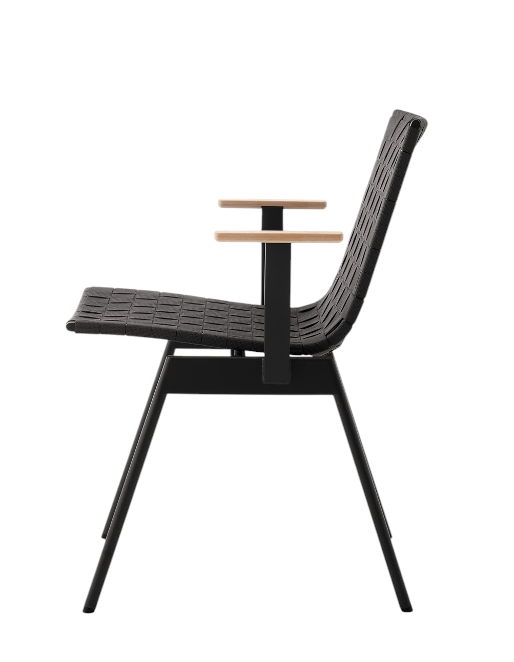 Ville AV34 Outdoor Chair von AndTradition, schwarzer Gartenstuhl mit Armlehnen aus Holz, Seitenansicht.