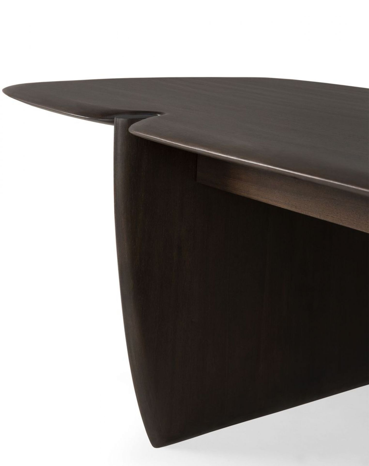 Detailaufnahme des Ethnicraft PI Couchtisches aus Mahagoni mit organischer Form und dunkler Holzoberfläche.