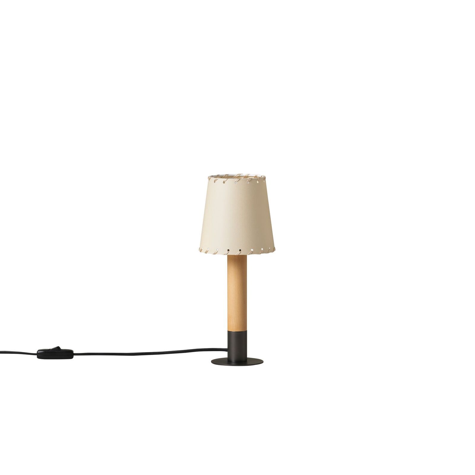 Basica Minima Tischleuchte von Santa & Cole mit beigem Lampenschirm und Holzfuß.