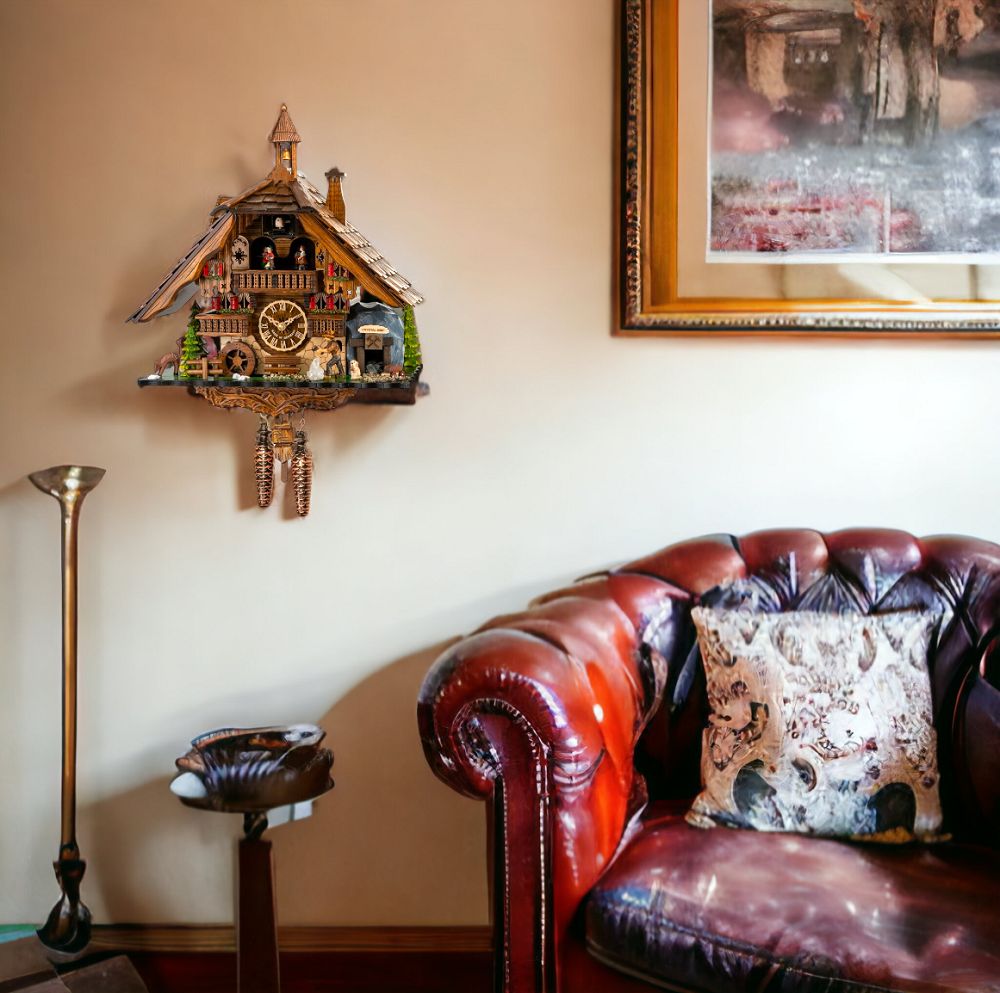 Detailaufnahme einer Quarz-Kuckucksuhr mit Musik und Tanzpaar im Schwarzwaldhaus-Stil von Engstler.